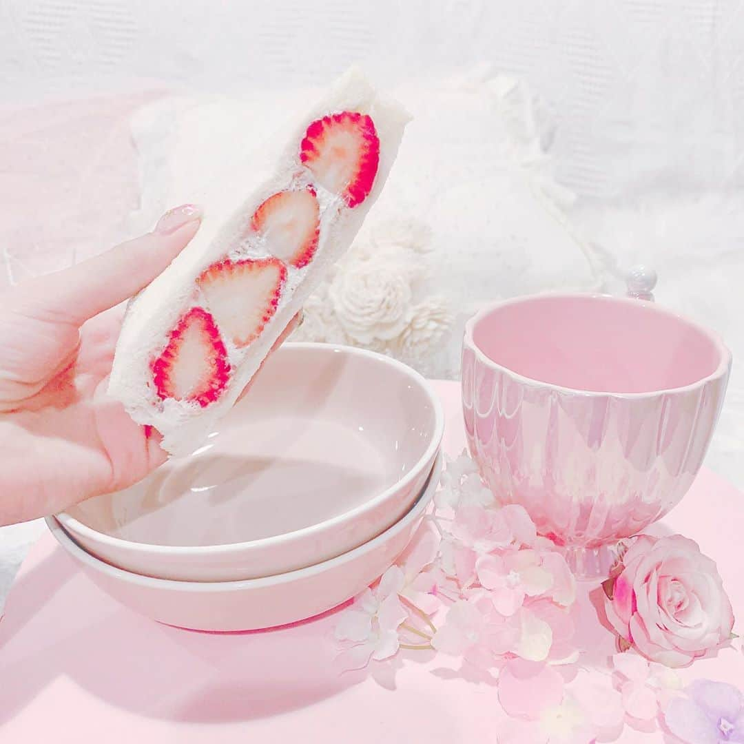 中井りかさんのインスタグラム写真 - (中井りかInstagram)「いちごサンドだいすき🍓☁️💕」6月29日 19時01分 - rika___n24x