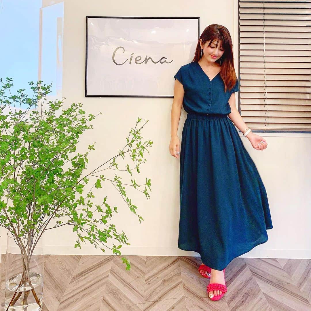 のインスタグラム：「🍀🍀🍀 . 先日は @ciena_official さんの展示会へ✨ 今すぐ着たいお洋服ばかりで 幾つかオーダーしたので 届くのが楽しみ🐰💭💞 . いつもカラフルな色ばかり選びがちで イザという時に落ち着いた色の ワンピースが欲しかったので 着用してる深い色味のグリーンを 選びました🌿 . また届いたら小物と合わせて ポストしたいな💕 . . 代表ともブランドコンセプトや 美容やファッションの事など 盛りだくさんなお話が出来て 有意義な時間になりました🙏 . . . #ciena #シエナ  #展示会#コーデ#ファッション#きれいめコーデ #きれいめファッション#シンプルコーデ #シンプルファッション#ワンピース#ワンピースコーデ#オフィスカジュアル #オフィスコーデ #フェミニンコーデ #フェミニン#プチプラコーデ #高見えコーデ #40代コーデ #40代ファッション #アラフォーコーデ#おしゃれさんと繋がりたい #おとなかわいい#ポートレート  #インフルエンサー . ✩ ⋆ ✩ ⋆ ✩ ⋆ ✩ ⋆ ✩﻿ ⋆ ✩ ⋆ ✩﻿ 見て下さった方(*´︶`*)♡Thanks! 今日もお疲れ様でした🍀🍀🍀」