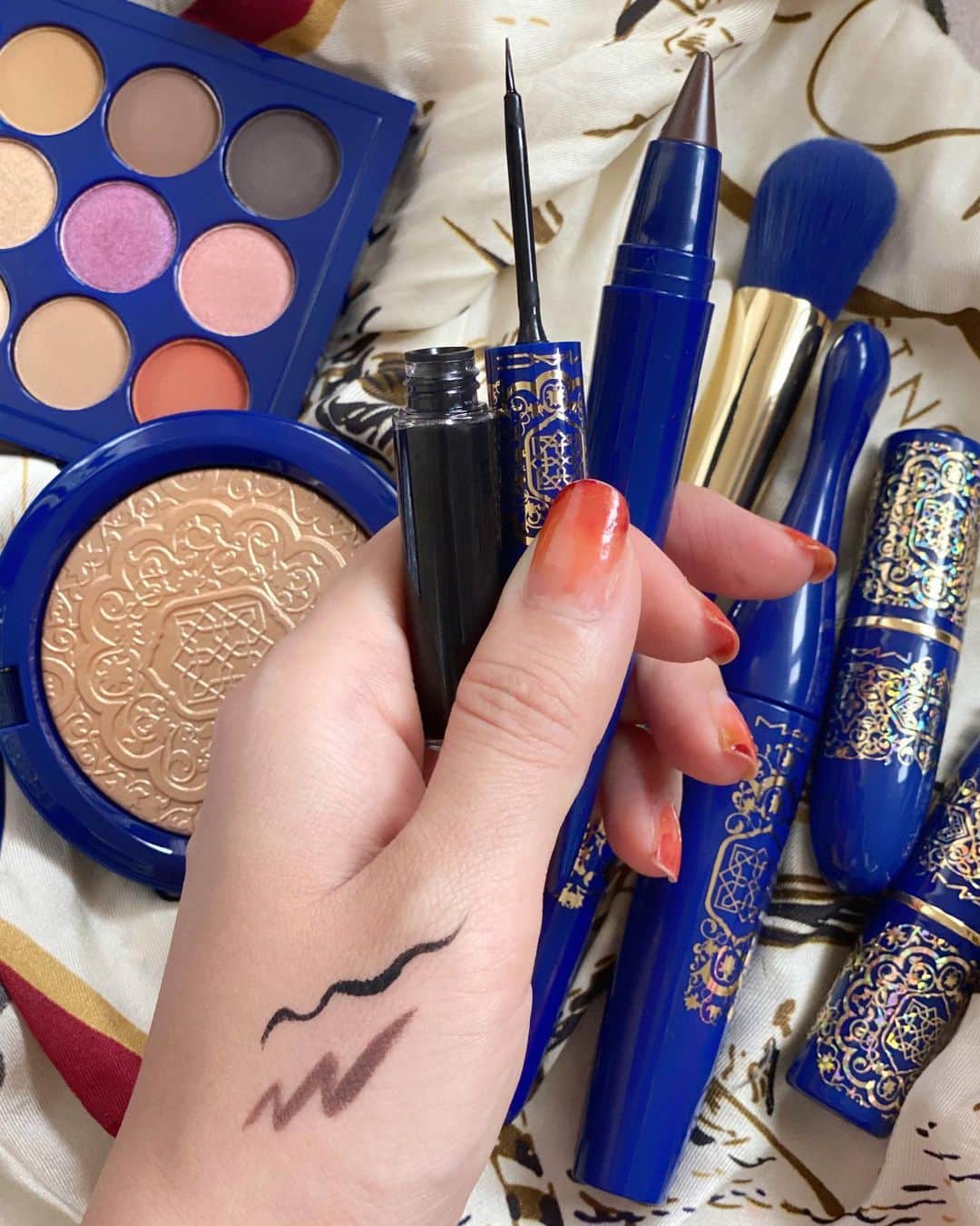 M∙A∙C Cosmetics Japanのインスタグラム：「【伊勢丹 新宿・阪急うめだ限定】 人気のカラーコレクション #MACモザイクマスターピース を 伊勢丹 新宿店・阪急うめだ本店限定で販売中✨ ㅤ メイク崩れが気になる夏場にお試しいただきたいのが、 リキッドライナー！2枚目で落ちにくさをチェック👉 ㅤ ㅤ *以下、公式オンラインショッピングサイトにてもご購入 いただけます。 ・ｍeeco 三越伊勢丹化粧品オンラインストア‎ ・西武・そごうの公式ショッピングサイト e.デパート ・高島屋オンラインストア ・HANKYU BEAUTY ONLINE阪急百貨店公式コスメ通販 ・大丸松坂屋オンラインショップ ・＠cosme SHOPPING ㅤ ㅤ 【公式オンラインショップ限定特典】 ☑税込8,250円以上ご購入でクレンジングオイル(30mL)を プレゼント ☑初回ご購入のお客様へ10% OFFクーポンをプレゼント （クーポンコードwelcome） ㅤ #MACCosmeticsJapan #MACCosmetics #MAC #MACコスメ #マックコスメ #コスメ#コスメ紹介#コスメ好き#コスメレポ #化粧品 #デパコス #コスメ部 #コスメマニア #メイク好き#メイク道具#美容大好き#美容好き#メイクプロセス#トレンドメイク#夏メイク#メイクテク #MACMosaicMasterPiece#アイライナー#アイライン#落ちない#メイクテク#アイライン効果」