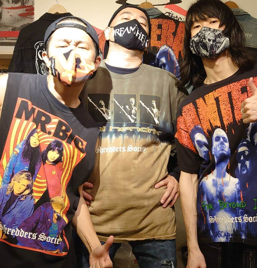 レイザーラモンRGさんのインスタグラム写真 - (レイザーラモンRGInstagram)「世界一ハードロック&ヘヴィメタルTシャツをオシャレに着る男！あるあるメタルオールスターズのギタリスト クボティーさんのブランド @shredderssocietyjp のPOP UP STOREへ♪タイダイ染めジミヘンリメイクTシャツが良すぎたから着てすぐナイトツーリング♪  #CB1100R #CB1100typeR」6月29日 19時08分 - rgrazorramon