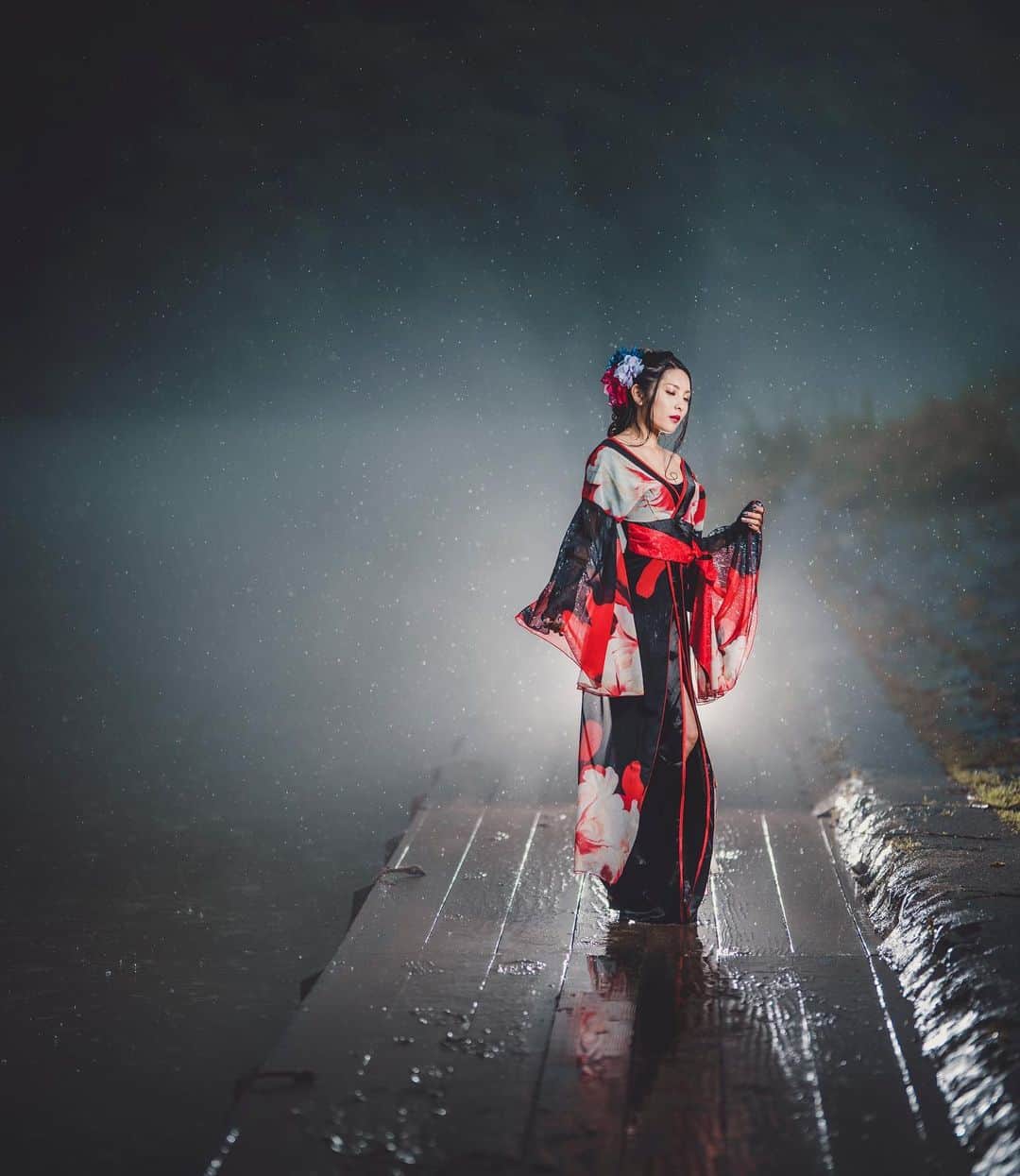 イルコ光の魔術師のインスタグラム：「わぁ〜全然人のいないめっちゃ雨降ってる京都で撮影、最高❗️Sigma 105mm使用、ボケマスターはだいたいフル開放❗️ここはストロボ2つで撮ってます❗️右からソフトボックスと後ろからストロボ1灯でライティング❗️. . モデル: @mi_portrait . . 新しい @ilkomobile アカウントにiPhoneで撮ってるポートレートもアップしますよ！いい光があればカメラ&レンズはなんでもいいと思います . . #ストロビスト #ポートレート #嵐山 #105mm #Sigma #instagramjapan #京都 #東京カメラ部 #ig_today #igersjp #tokyocameraclub #instalike #instagramhub #team_jp_ #vscogoodshot #strobist #strobistlighting #portrait_perfection #iphonephotography #イルコ #光の魔術師 #桜 #instagramhub #カメラ女子 #iphoneography  #lovers_nippon #ファインダー越しの私の世界 #写真好きな人と繋がりたい #portrait」