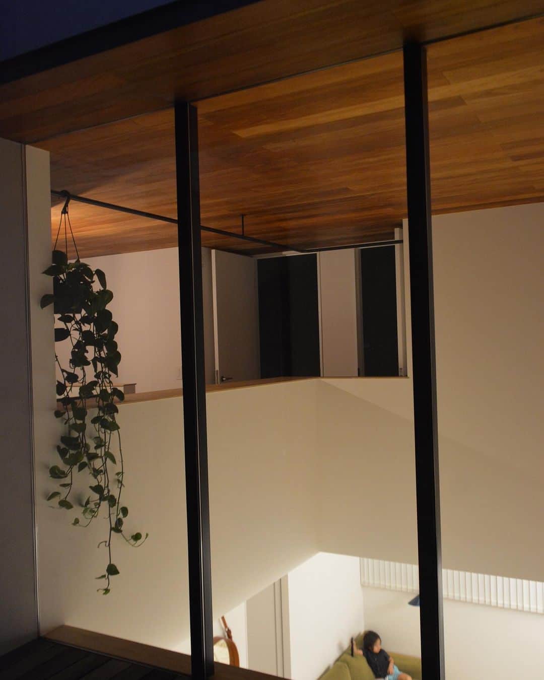 ムクリ［mukuri］さんのインスタグラム写真 - (ムクリ［mukuri］Instagram)「「照明の設計」と「施工現場での打ち合わせ」暮らしを変える二つの貴重な経験〜地場の工務店で建てたこだわりのおうち（jun5___さん）﻿ ﻿ 家づくりの工程について、﻿ 全4回にわたりご紹介いただいてきたjun5さんの経験談。﻿ ラストは「照明計画」と「現場での打ち合わせ」﻿ この2点について振り返っていきます。﻿ ﻿ ところで「ルーメン」ってご存知ですか？﻿ 照明の明るさの単位で、光の量を指す単語。﻿ 実はこの照明と光の具合で家の雰囲気や﻿ 暮らしやすさも変わってきます。﻿ ﻿ 前回でご紹介した海外から取り寄せたほど﻿ 照明にこだわったjun5さん。﻿ 設計士さんの助言を交えながらのお話はとても貴重です。﻿ ﻿ また施行期間中、現場で決めたこと、﻿ 最後まで調整を続けた様子も﻿ ヒントがたくさん詰まっていました。﻿ ﻿ ぜひ、参考にしてみてください＾＾﻿ ﻿ @jun5___ さん﻿ ありがとうございました！﻿ ﻿ ﻿ ▶詳細はプロフィールのURLよりご覧ください﻿ プロフィールはこちらから﻿ @mukuri_official ・﻿ ﻿ ﻿ ﻿ #マイホーム #注文住宅 #自由設計 #デザイン住宅 #北欧インテリア #北欧家具 #シンプルインテリア #ナチュラルインテリア #モールテックス  #無垢 #造作家具 #キッチン #kitchen #リビング #ダイニング#新築 #新築一戸建て #マイホーム計画 #マイホーム記録 #家 #おうち #家づくり #住まい#マンションインテリア #interior #シンプルライフ #くらしの編集 #暮らしを楽しむ #すっきり暮らす #ムクリ」6月29日 19時06分 - mukuri_official