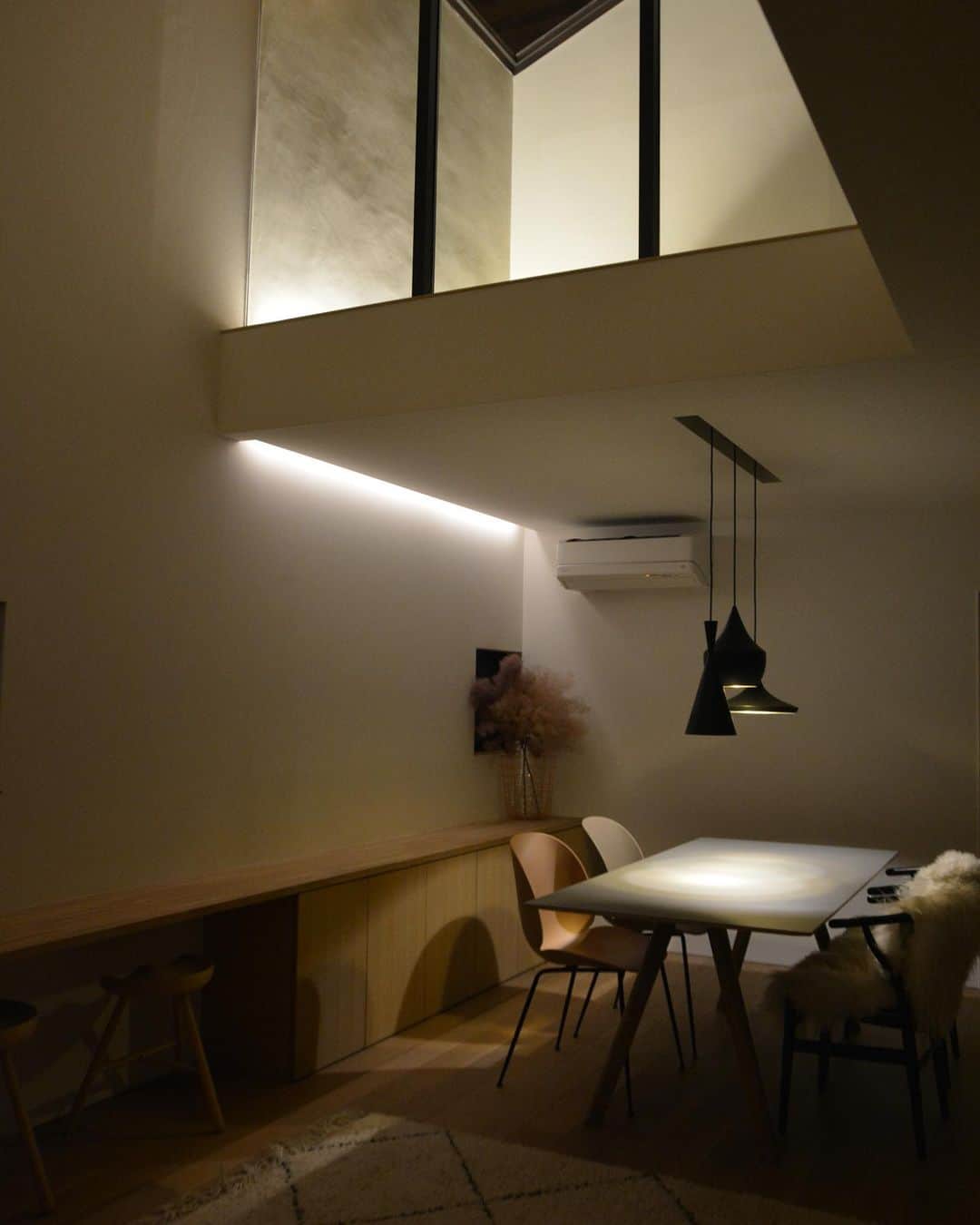 ムクリ［mukuri］さんのインスタグラム写真 - (ムクリ［mukuri］Instagram)「「照明の設計」と「施工現場での打ち合わせ」暮らしを変える二つの貴重な経験〜地場の工務店で建てたこだわりのおうち（jun5___さん）﻿ ﻿ 家づくりの工程について、﻿ 全4回にわたりご紹介いただいてきたjun5さんの経験談。﻿ ラストは「照明計画」と「現場での打ち合わせ」﻿ この2点について振り返っていきます。﻿ ﻿ ところで「ルーメン」ってご存知ですか？﻿ 照明の明るさの単位で、光の量を指す単語。﻿ 実はこの照明と光の具合で家の雰囲気や﻿ 暮らしやすさも変わってきます。﻿ ﻿ 前回でご紹介した海外から取り寄せたほど﻿ 照明にこだわったjun5さん。﻿ 設計士さんの助言を交えながらのお話はとても貴重です。﻿ ﻿ また施行期間中、現場で決めたこと、﻿ 最後まで調整を続けた様子も﻿ ヒントがたくさん詰まっていました。﻿ ﻿ ぜひ、参考にしてみてください＾＾﻿ ﻿ @jun5___ さん﻿ ありがとうございました！﻿ ﻿ ﻿ ▶詳細はプロフィールのURLよりご覧ください﻿ プロフィールはこちらから﻿ @mukuri_official ・﻿ ﻿ ﻿ ﻿ #マイホーム #注文住宅 #自由設計 #デザイン住宅 #北欧インテリア #北欧家具 #シンプルインテリア #ナチュラルインテリア #モールテックス  #無垢 #造作家具 #キッチン #kitchen #リビング #ダイニング#新築 #新築一戸建て #マイホーム計画 #マイホーム記録 #家 #おうち #家づくり #住まい#マンションインテリア #interior #シンプルライフ #くらしの編集 #暮らしを楽しむ #すっきり暮らす #ムクリ」6月29日 19時06分 - mukuri_official