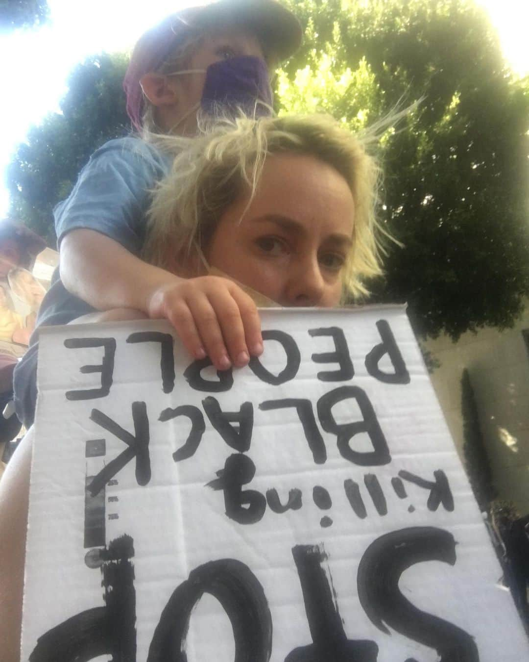 ジェナ・マローンのインスタグラム：「“What kind of city do you want for your children in the future?  I hope it’s one where children can be free to exercise their right to protest, parents free from judgement for taking them and free of police violence.” Quote from an important opinion piece written about the Long Beach police department and how one of their officers made a statement about a black father taking his child to a protest/ uprising. The officer said is was child endangerment which I find completely inappropriate. The image he was talking about is the next slide. The threat is not participating in this movement but the actions of the officers using force to keep us from our rights to be a part of this movement.  #blacklivesmatter #protestingwithkids #BLMLBC #defendblacklives #defundthepolice #surjlongbeach」