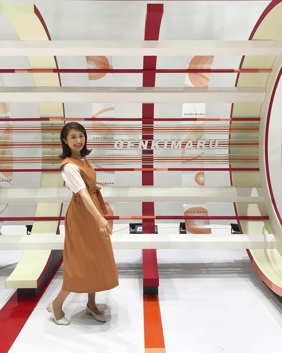 西口真央のインスタグラム：「昨日の元気丸の衣装🌟 元気丸のスタジオにぴったりのカラーのワンピース👗✨ しっかり目の生地のワンピースに 透け感のあるシャツを合わせて、重たくならないように/// 昨日もクーポラさんで組み合わせを一緒に考えて頂きました✨ バックスタイルもおしゃれで放送中に後ろを見せたかった！笑笑  元気丸来週もお楽しみに✌️ #コーデ #コーディネート #サーモンピンク #👗 #ワンピース」