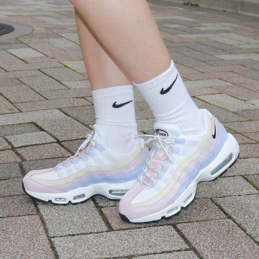 アトモスガールズ/atmos girlsさんのインスタグラム写真 - (アトモスガールズ/atmos girlsInstagram)「. W NIKE  AIR MAX 95から新色が登場✨ 夏らしいポップなカラーやパステルカラーで ウィメンズならではの配色です🌈✨ 現在、atmos pink各店、atmos-pink.comにて展開中！ . #atmos#atmospink#nike#airmax95 #アトモス#アトモスピンク#ナイキ」6月29日 10時25分 - atmos_pink_official