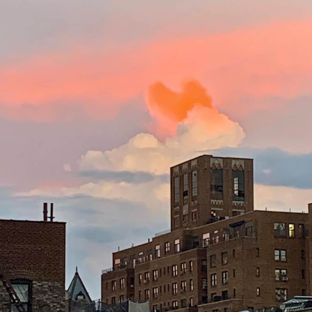 JULIEN D'YSさんのインスタグラム写真 - (JULIEN D'YSInstagram)「This is for ....I ❤️NY .......#miltonglaser 🙏🏻New York le salut ce soir ...... This is he other moment tonight after the rainbow 🌈 this is no effect is true 🧡#newyork #june28.2020 from my terrace #magic #loveislove 🧡❤️ des moments où l’œil doit être rapide et ce sont des moments magic des messages」6月29日 10時19分 - juliendys