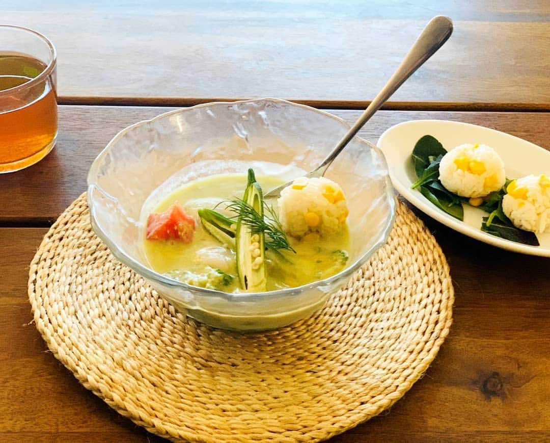 USAライス連合会さんのインスタグラム写真 - (USAライス連合会Instagram)「🌴ひんやりランチ♪時短で冷製スープ＆コーンライス🌽 . 最近、スーパーなどで冷たいスープをよく目にしませんか？ その市販の冷製アスパラガススープに、ちょっとひと手間。軽く茹でたオクラ、トマト、ホタテを入れるだけで、ひと味おいしくなります。 🌽 加えて、炊いた #カルローズ米 に、コーンとバターを和え、一口サイズに丸めた #カルローズボール を添えてみて！オシャレに盛り付ければ、おうちにいながらカフェ気分が味わえます♪ 🍚 #カルローズ はサラリとした食感で粒感がしっかりしていて、冷たくしても美味しいおコメなので、冷製スープにぴったりです！ . ▶️レシピはこちら→【 https://www.usarice-jp.com/recipe/recipe910.html 】 . 🏆「第8回 #カルローズ料理コンテスト 2020」開催中！ テーマは「食べるスープ」  @usa_rice_jp プロフィール欄のURLからどうぞ♪ . . #冷やしても美味しい#スープに合う#おコメ#夏はカルローズ！ #カリフォルニア米#アメリカ米 #食べるスープ#スープレシピ#スープごはん#スープに合うおコメ#おうちカフェ#おうちごはん#手抜きレシピ#手抜きごはん#簡単メニュー#アレンジレシピ#スープアレンジ#スープ好き#スープ好きな人と繋がりたい #レシピコンテスト#料理コンテスト#お米料理コンテスト#USAライス連合会 #calrose#SoupWithRice #RiceIdeas」6月29日 10時41分 - usa_rice_jp