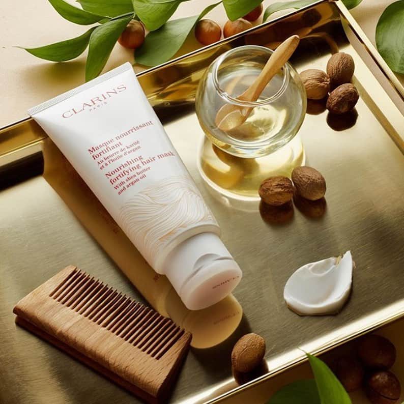 CLARINSさんのインスタグラム写真 - (CLARINSInstagram)「✨ If you’ve tried and love our face masks, try our intensive, deep-conditioning hair mask that nourishes and restores radiance to normal, dry, or damaged hair.  Formulated with Organic Shea Butter and Organic Argan oil, this 5-10 minute cream mask deeply hydrates and softens the hair while delivering nourishing skincare benefits to the scalp.  Ultra-sensorial, rich melting texture is ideal for a scalp massage while scenting hair with sparkling twists of Mandarin, Grapefruit, and Patchouli.  #hair #clarins #clarinshaircare」6月29日 10時51分 - clarinsusa