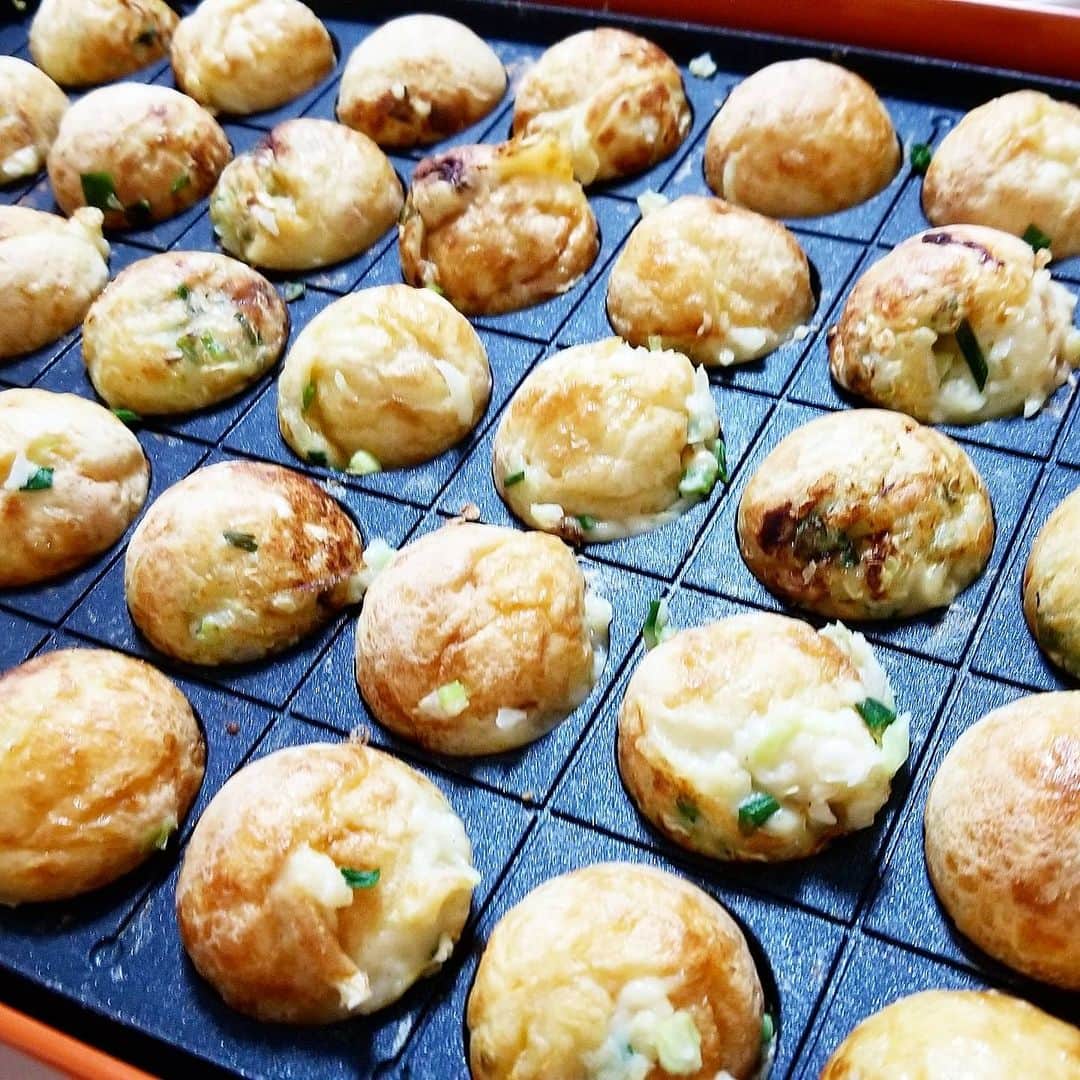 石関友梨のインスタグラム：「タコ・イカ・牛タン・チーズのおうちたこ焼き♪ #たこ焼き #おうちご飯 #おうちたこ焼き #たこパ #たこ焼き屋さんやりたいな #毎日食べたいな #美味しいな」