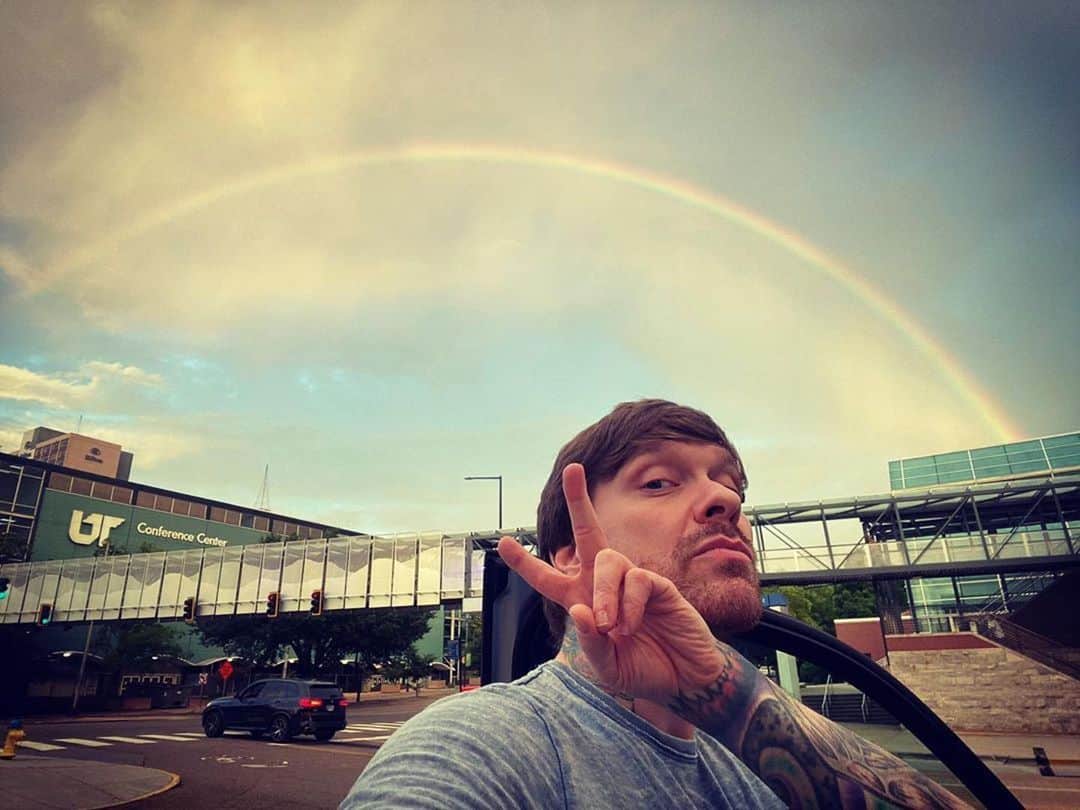 Shinedownさんのインスタグラム写真 - (ShinedownInstagram)「Peace & love my friends... Hope everyone had a great weekend ✌️ #unity #equality #love #respect 🌈」6月29日 10時55分 - shinedown