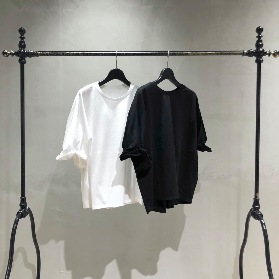のインスタグラム：「発色の良いコットン天竺を使用したドルマンTシャツ。袖口の捻じりディテールがポイント。二の腕をすっぽりカバーする女性に嬉しい１枚。  T-shirt ¥15,000+tax DIRECTOIRE NO.  5910160684  @enchainement_official  #DIRECTOIRE #ディレクトワール #ENCHAINEMENT #アンシェヌマン #mignonetenchainement #ミニョンエアンシェヌマン #enchainementunipointdemignon #アンシェヌマンユニポワンドミニョン #dunadix #アナディス #fashion #ファッション #Tshirt #2020ss」