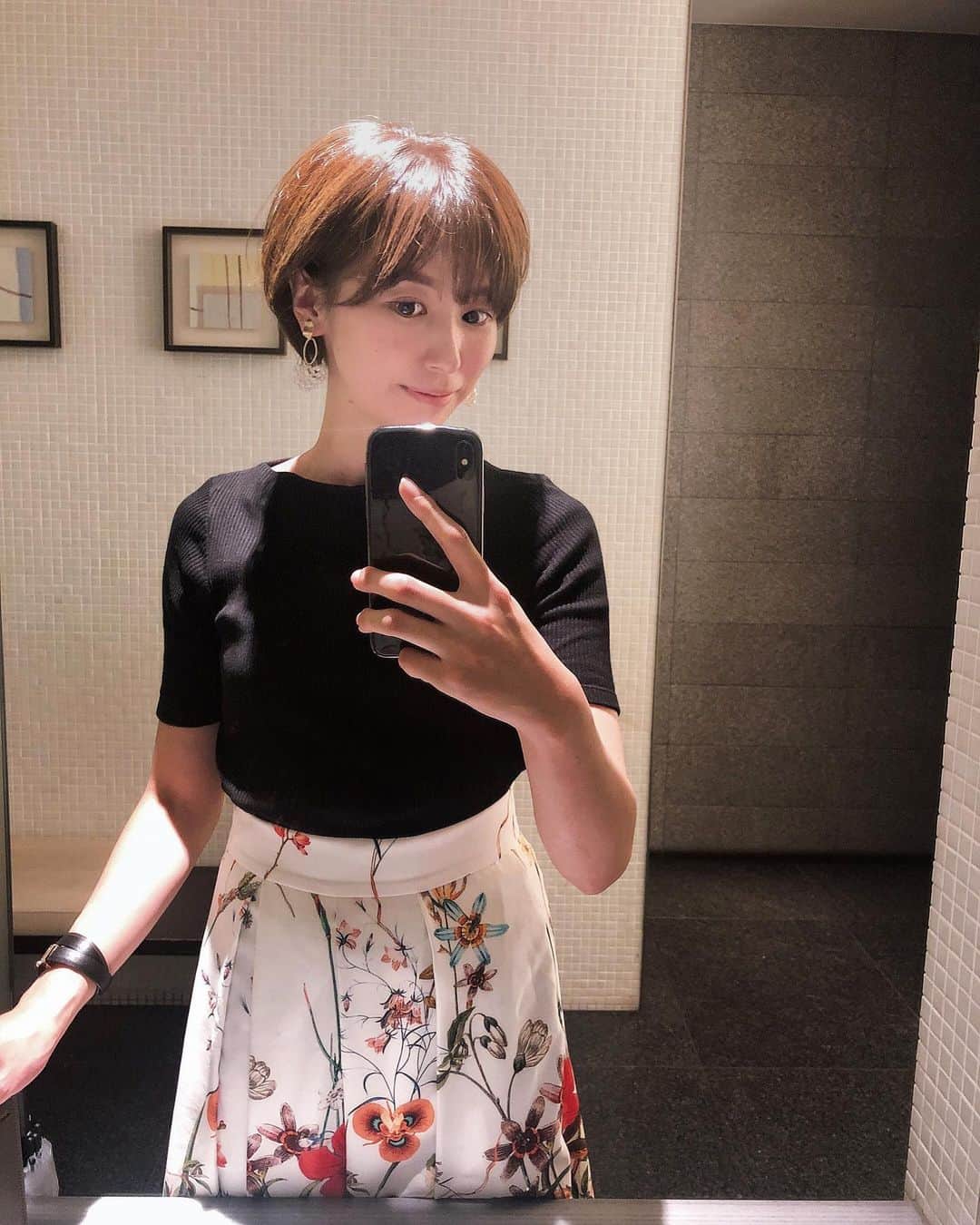 のインスタグラム：「4ヶ月ぶりにZACCの柳さんにカット&カラーしてもらって気分上々🥰 肩につく長さから今度は耳にかけて楽しむショートに。 梅雨のクセ対策で前髪のボリュームを増やしてもらっていい感じ @yanagi_daira さん、ありがとうございました🧡💛 ・ ・ #ママコーデ #ZACC #ショート #ショートヘア」