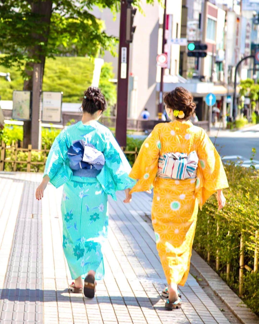 のインスタグラム：「明るい色の浴衣で出かけると気分も上がりますね👘⭐️ . みなさん今日もお元気でありますように🌈 .  #金沢観光 #金沢着物 #金沢ランチ #金沢グルメ #撮影 #兼六園 #東茶屋街 #21世紀美術館 #着物ヘア #ヘアセット #和服 #着物 #レトロ着物 #アンティーク着物 #着物女子 #着物コーディネート#きもの  #kimono #kimonorental #kimonostyle #kimonogirl #japanesekimono #和服體驗 -----*----*------*-----*----*-------- @kokoyui_kimono ⚫︎金沢駅前 着物レンタル心結(ここゆい) ⚫︎営業時間 : 9:00〜18:00 ⚫︎address : 金沢市本町1-3-39 ⚫︎tell : 076-221-7799 ⚫︎金沢駅から徒歩5分 ⚫︎コインパーキング補助  @kokoyui_furisode #成人式 #卒業式 #振袖 #結婚式 @kokoyui753 #お宮参り#七五三」
