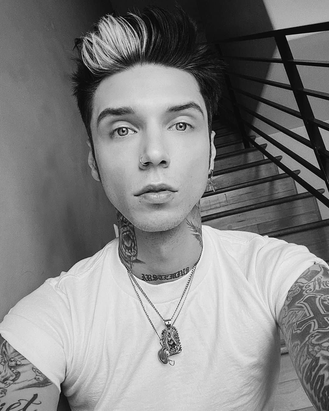 アンディー・ビアーザックのインスタグラム：「Thank you so much for your kind words and positive reaction to @blackveilbrides #restitchthesewounds and #sweetblasphemy 🖤 We are so excited for you guys to listen the full record and can’t wait to play it live for the first time during the live stream concert on August 1st! What song are you most interested to hear redone? 🆎🖤」