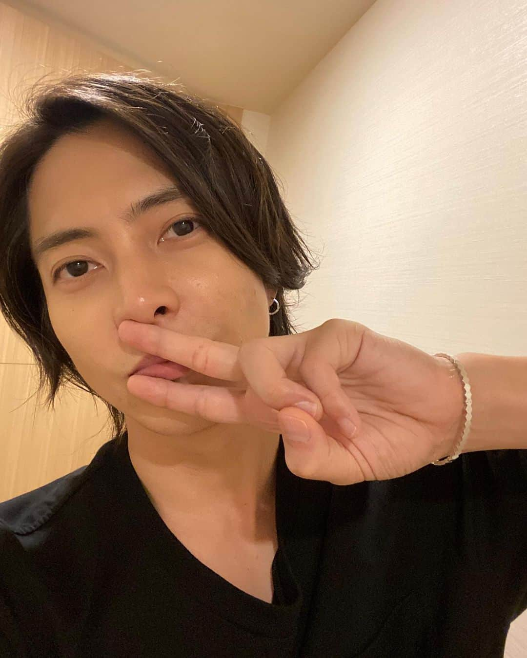 山下智久さんのインスタグラム写真 - (山下智久Instagram)「海外ドラマ撮影期間の休日の写真と今週自宅で撮った写真です。 この頃は、毎日が目まぐるしく、前を向くことに必死でした。  I took this video when I was in Tenerife filming.  The other photo was at home this week  Every day was so fast during this period I was desperate to look ahead.」6月29日 11時10分 - tomo.y9