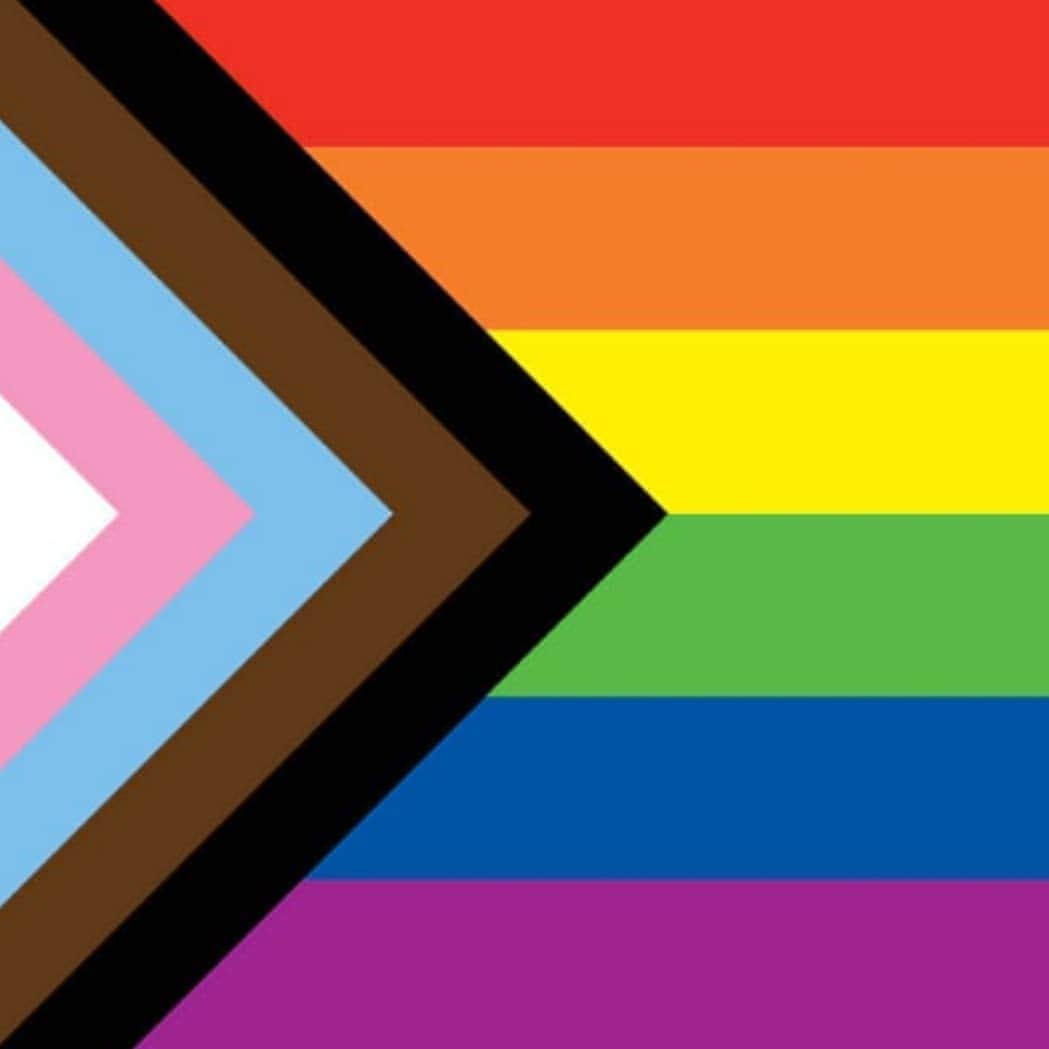 ダン・スティーヴンスのインスタグラム：「Thanks to everybody who's enjoyed Lemtov this weekend! 🦁❤️ If you're inspired to donate during Pride Month please consider the Russian LGBT Network @lgbtrussia, who help LGBTQ Russians connect with a hotline and support in the face of suicidal thoughts and systemic violence and aggression. Link in bio. Любовь это любовь 🌈 ❤️🧡💛💚💙💜🤎🖤🌈 #pride #lgbt #lgbtq #lgbtqia」