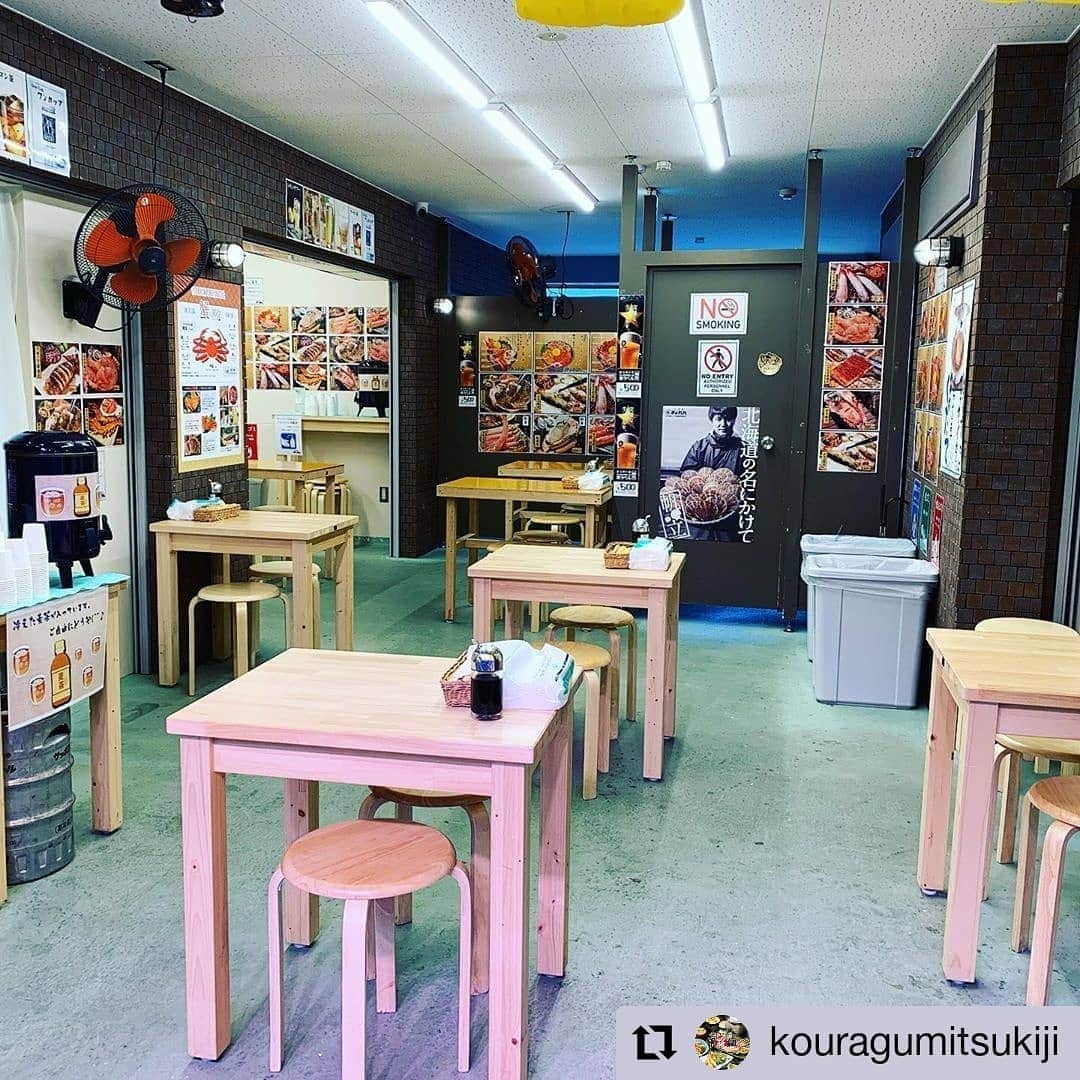 越前かに職人　甲羅組さんのインスタグラム写真 - (越前かに職人　甲羅組Instagram)「土日は沢山のお客様にご来店頂きありがとうございました✨  まだまだ、コロナの影響は続いておりますが 築地店では店内を少しリニューアルし、オープンな空間と手指の消毒ができるように消毒液を設置しご案内させて頂いております🐟  ご来店の際はお客様とスタッフの安全確保のためマスク着用・ソーシャルディスタンスにお気をつけてご来店頂ければと存じます✨  #築地グルメ#築地食べ歩き #築地モーニング#築地海鮮丼#甲羅組築地2号店 #築地#築地ランチ  #Repost @kouragumitsukiji • • • • • • 店内または外に面したオープン空間で、安心して楽しくゆっくりお食事できます。 Enjoy fresh or grilled seafoods worry free in our open restaurant. #tsukiji #seafood #海鮮丼 #海鮮 #刺身 #kouragumitsukiji #kouragumi」6月29日 11時21分 - kouragumi