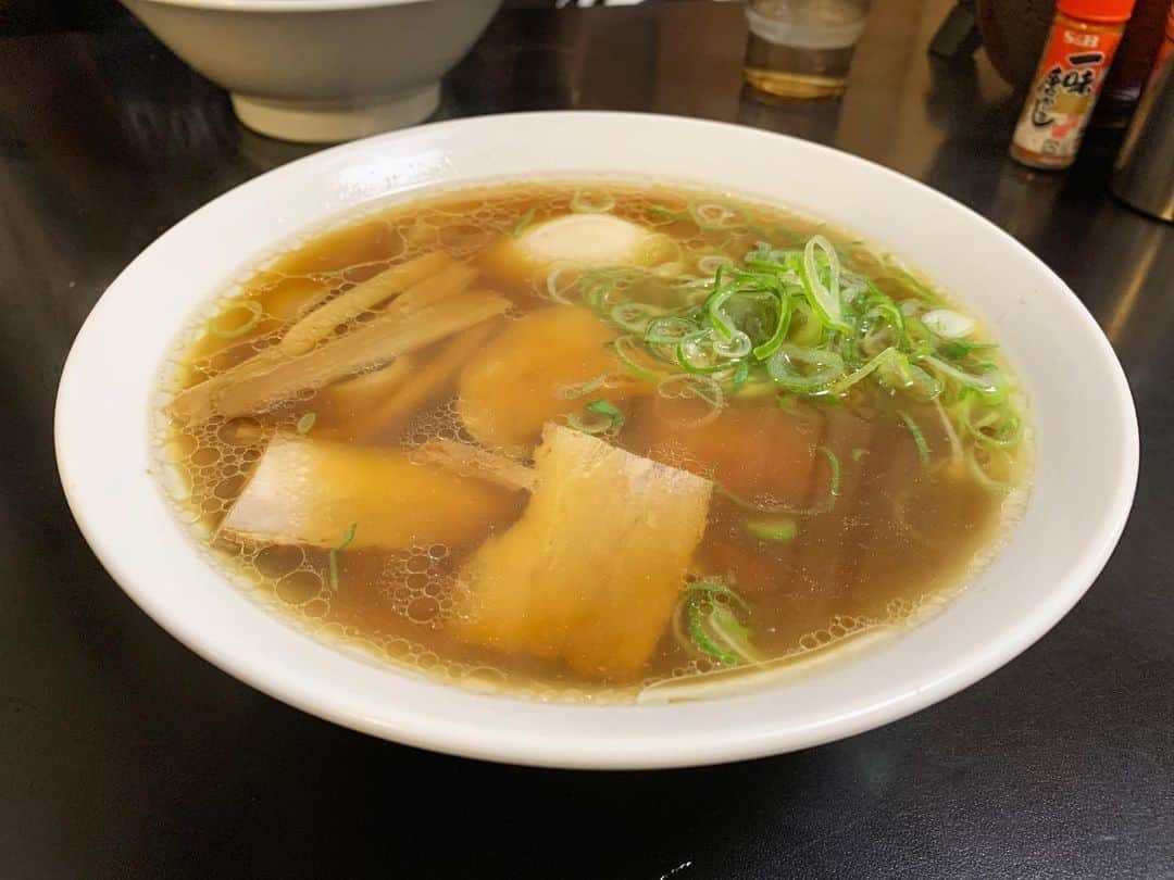 SUSURUさんのインスタグラム写真 - (SUSURUInstagram)「岡山ラストは駅前中華そば！ 創業1950年の老舗です。 醤油味がキリリと効いたスープは甘味があり、奥深いコクを感じられて美味しいです🍥 ジュルンとスープが絡む麺は喉越しよく、勢いよくすすれるナイス麺！ 歴史を感じる味わい深い一杯でした。 #susuru_tv #1608日目 #中華そば富士屋 #岡山駅 #岡山 #味玉中華そば #うまい  #ラーメン #らーめん #ramen #ラーメン部 #ramennoodles #毎日ラーメン生活 #麺スタグラム #japaneseramen #japanramen #foodstagram #foodie #noodles #instanoodle #instaramen #instafood #susururecommended #中華そば #岡山ラーメン」6月29日 11時21分 - susuru_tv
