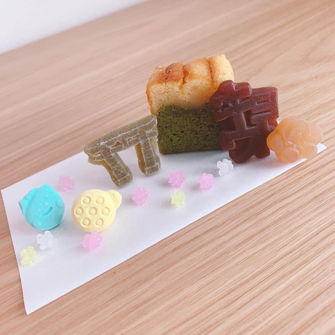 くまみきのインスタグラム：「食べ物で遊んではいけませんっていうけど、私は散々遊んでから食べるタイプ🥴💗 前にYouTubeで紹介した旅する京都( @tabisuru_kyoto )の和菓子たち🥰 並べてみたらミニ京都出来上がったよ🧚💗笑 幸せ〜🥰 3つのお店の商品をセットにして送ってくれるんだけど、知らなかったお店の発見にもなって楽しいよ✨ 今回のお店みんなタグ付けしといたからみてみてね〜💗！ 色んなセットが販売されてて、いまは朝ごはんのセットとかあるみたいで気になってる☺️☺️☺️ #お取り寄せ #お取り寄せスイーツ #お取り寄せお菓子 #京都好き #京都土産 #和菓子」