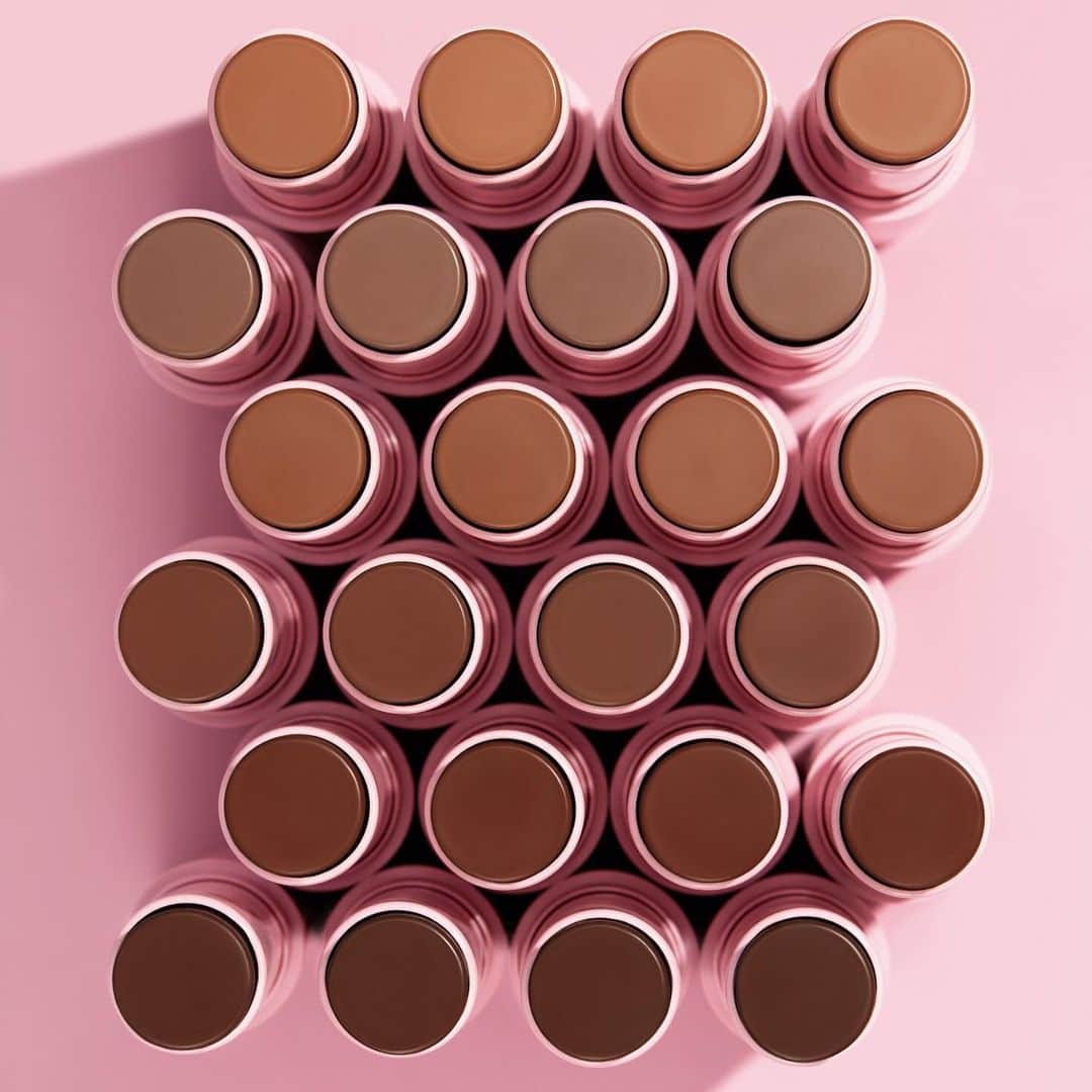 Kylie Cosmeticsさんのインスタグラム写真 - (Kylie CosmeticsInstagram)「NEW bronzer sticks! 😍 we introduced this formula with Act Natural from #kendallxkylie and are excited to launch more shades tues 6.30 9am pst 💗✨」6月29日 11時33分 - kyliecosmetics