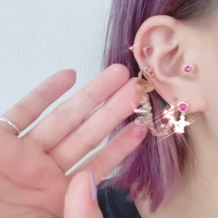 RINGOのインスタグラム：「💖🥺🥺 はあーーーーずっと欲しかったこのピアス🔐😍 尊い、、、！！✨✨✨✨✨✨✨ かわいいいーーー！！！！ ピンクゴールド×濃いピンクの組み合わせ🥰 • でもやっぱシルバー合わせのが好きだから シルバーも買おっかな😍😍😍😍😍😍😍😍 どうおもうー？！😍😍😍😍😍😍 • • #ピアスコーデ #medistore #ボディピアス #トラガス #アウターコンク #ヘリックス #セルフピアッシング」
