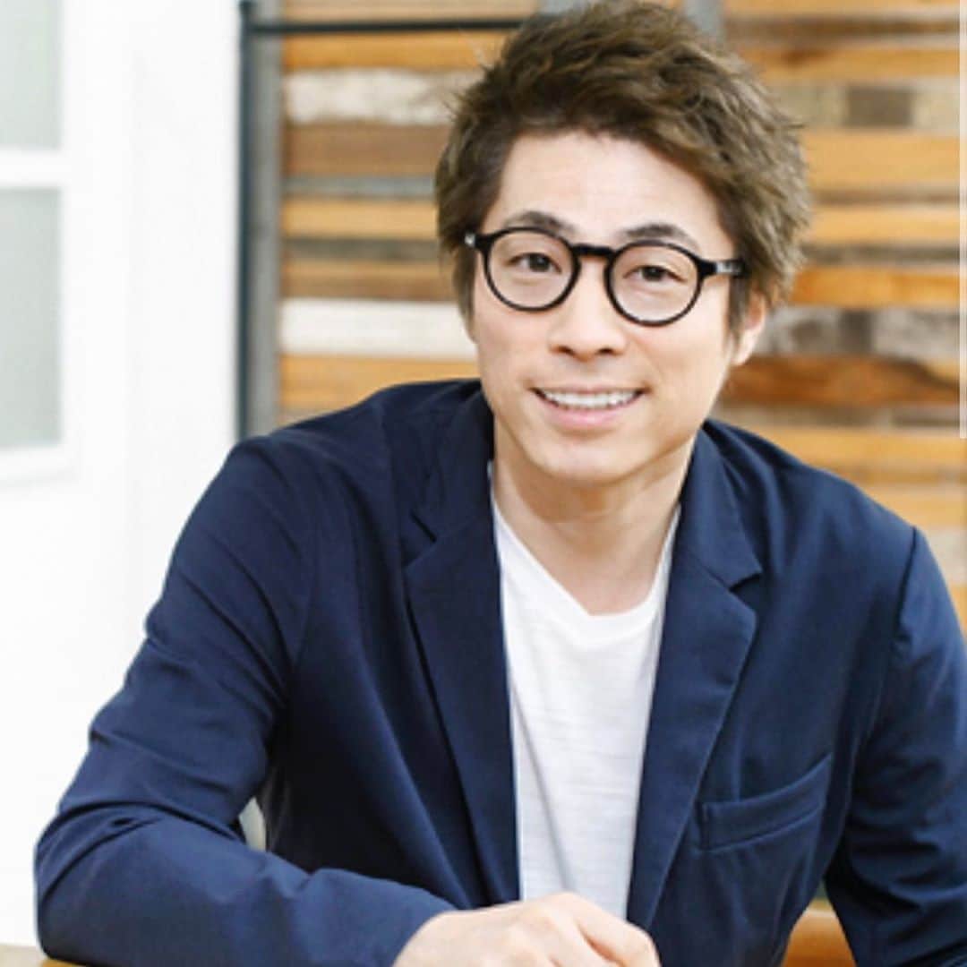 田村淳のインスタグラム：「YouTubeのチャンネル登録者数が40万人に到達しました！今年中に50万人を目標にしてます！キャンプ行ったり、DIYしたり、ゲームしたり、物件探したり、車買ったり色々してます。テレビとは違うロンドンブーツをお見せできてるかなぁと思います。Instagramで僕の事をフォローしてくれてる人が70万人ですから、その中から少しでもYouTubeのチャンネル登録をしてくれる人が増えると嬉しいです。50万人に到達したら亮さんと昔に出した'岬'という曲のPVを20年ぶりに再現するロケをしようと思ってますので、お楽しみに！チャンネル登録よろしくお願いします。」