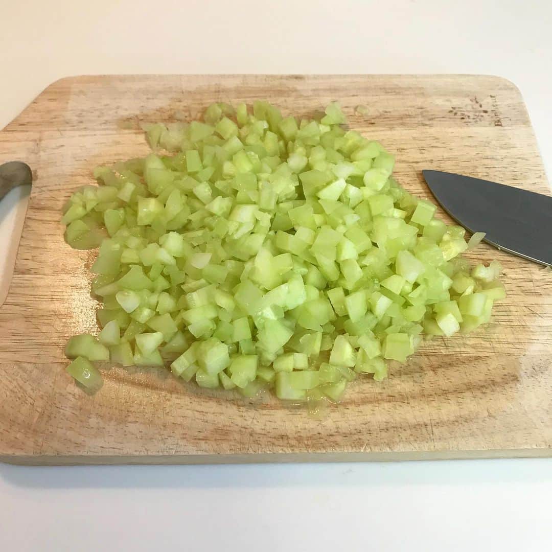 のインスタグラム：「きゅうりにハチミツをかけるとメロンの味がする。 離乳食の為に、温めたキュウリを刻んでいくうちに、見た目も水々しいかんじも香りもメロンに見えてきてふとそんな事を思い出しました。 結局1度も試したことがないので、私の今日のおやつに食べてみようかな笑  #男の子ベビー #男の子ママ #男の子 #7ヶ月ベビー #babyboy #7monthsbaby #親バカ部ig_baby  #親バカ部 　#0歳　#新米ママ　　#育児記録　#息子　#乳児 #赤ちゃん #赤ちゃん写真  #赤ちゃんのいる生活 #ベビーグラム　#ベビスタグラム #ままのて #ベビータウン  #コドモダカラ #キップキップ #ベビライフ #ラブベビ　#子育てぐらむ #はいチーズ #離乳食 #赤ちゃんはハチミツ🙅‍♀️」