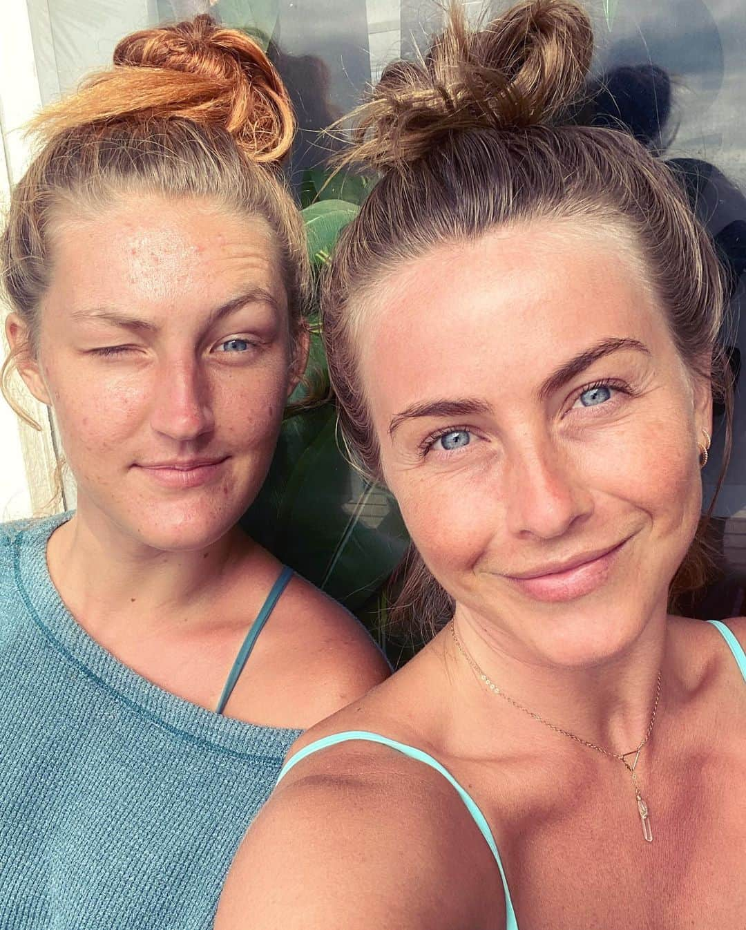 ジュリアン・ハフさんのインスタグラム写真 - (ジュリアン・ハフInstagram)「💙 love hangin with this free diving mermaid 🧜🏼‍♀️, fern goddess🧝🏼‍♀️, angel babe 🐋 niece of mine @willow_thewise #family #sisters #auntiejules」6月29日 11時48分 - juleshough