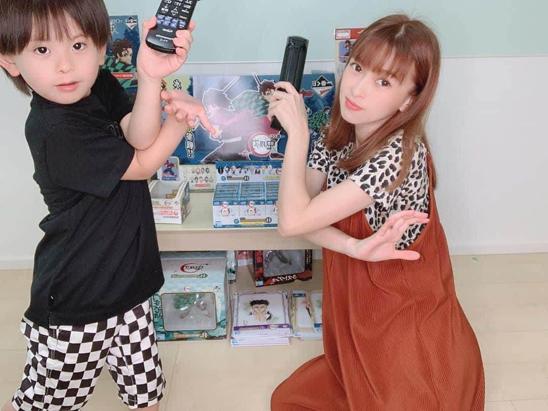 町田亜里香のインスタグラム：「#鬼滅の刃  #一番くじ  #鬼滅一番くじ . . 密になるの嫌だから 今回はロット買いしました🤔 全部コンプリート🥺 よかったよかった😶 . . #ジャンプ #少年ジャンプ  #鬼滅 . . #剣がないからリモコン #義勇さんかっこよすぎ  #ちょこのっこフィギュア  #可愛すぎ」