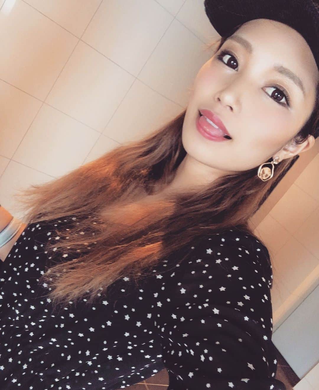 R!Nのインスタグラム：「でこぱっちDay！！ 久しぶりに美容院へ！ 自粛期間の間一回も染めてないし 前髪も耐えきれず一回セルフカットしてしまってるので色々と突っ込まれそう〜😂笑  とある撮影してくるよ✌️ 緊張するけどがんばってくる！ 来月あたりに改めてお知らせします🤍  #selfie #shooting」