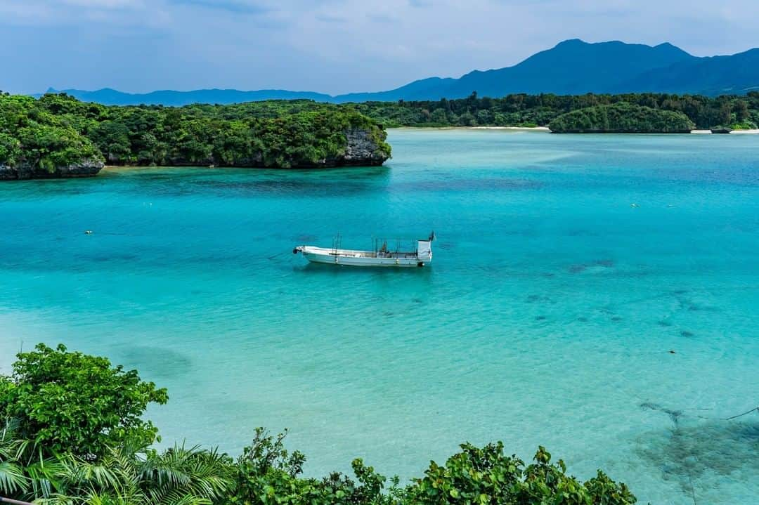 THE GATEさんのインスタグラム写真 - (THE GATEInstagram)「【 Kabira Bay// #Okinawa 】 Kabira Bay locates on Ishigaki Island in Okinawa prefecture.  l The bay’s stunning blue waters make it one of Okinawa’s most sought-out spots for views.  l The area is surrounded by greenery, and provides an atmosphere for relaxation. l The waters of Kabira Bay, however, have a very fast current, and are not suitable for swimming or entering.  l By the bay are 15 parking spots, where you can stop to admire the view. . ————————————————————————————— ◉Adress Kabira, Ishigaki-shi, Okinawa ————————————————————————————— THE GATE is a website for all journeys in Japan.  Check more information about Japan. →@thegate.japan . #Japan #view #travel #exploring #visitjapan #sightseeing #ilovejapan #triptojapan #japan_of_insta #療癒 #instagood #粉我  #travelgram #instatravel #unknownjapan #instagramjapan #instaday  #oceanview #ocianlife #bathing #Maligo #karagatan #沐浴　#해수욕　#Mandi #lautan #okinawatrip #kabirabay #kabirabayishigaki」6月29日 12時00分 - thegate_travel