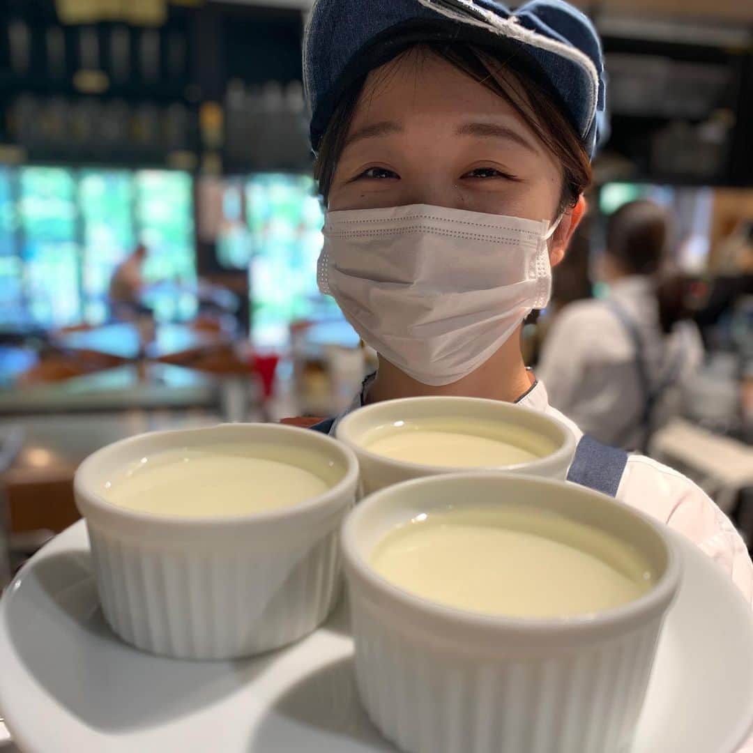 T.G.HEARTH TGハースのインスタグラム：「こんにちはTGハースです♪﻿ 今日と明日はデザートの日🍮﻿ 白ワインジュレのブランマンジェです😋﻿ 先着30名様なのでお早めに！﻿ ﻿ お電話お待ちしています。﻿ ☎️03-6416-9445﻿ ﻿ ﻿ 皆様に安心してご来店頂けるように、換気、アルコール消毒等の感染症予防対策をとらせて頂き、お客様とスタッフの健康に細心の注意を払い営業させていただきます。﻿ 何卒、ご理解、ご協力の程お願い致します。﻿ ﻿ ﻿ 【恵比寿エリア営業内容】﻿ ﻿ 《ハース恵比寿店🧀》﻿ ﻿ [月～金]﻿ Lunch ・お弁当　11：30～15：00 （LO 14：00）﻿ Dinner 　18:00～23：30 （LO 22：30）﻿ ※金曜日は17:00オープンになります。﻿ ﻿ [土・日・祝]﻿ ﾌﾙｵｰﾌﾟﾝ  11：30（ﾗﾝﾁﾒﾆｭｰLO 15:00）﻿ ~23：30 （LO 22：30）﻿ ﻿ 《T.G.ハース》﻿ ﻿ [月～金]﻿ Lunch 　11：30～15：00 （LO 14：00）﻿ Dinner　18:00～23：30 （LO 22：30）﻿ ※金曜日は17:00オープンです﻿ ﻿ [土・日・祝]﻿ Lunch 　11：30～15：30 （LO 14：30）﻿ Dinner　17：00～23：30 （LO 22：30）﻿ ※日曜・月曜・連休最終日は23:00閉店になります。﻿ ﻿ ◆モバイルオーダーも出来るようになりました✨﻿ プロフィールからHPをアクセスしてください♪﻿ モバイルオーダー﻿ https://tgh.for.dinii.jp/﻿ ﻿ ◆Uber eats・menu・出前館によるデリバリー﻿ 11:30〜21:00﻿ ﻿ ◆LINE@登録お願いします♪﻿ https://lin.ee/g0H4jc6﻿ ﻿ ﻿ 皆さまの笑顔に会えますように！💕💕💕﻿ ﻿ #TGハース#代官山ディナー#代官山ランチ#恵比寿グルメ#恵比寿ビストロ#恵比寿ディナー#代官山グルメ #ハース #代官山テイクアウト#恵比寿ランチ#プリン#チーズ#ロティサリーチキン#テイクアウトしよう#menu#恵比寿ワイン#テイクアウト#渋谷ディナー#恵比寿チーズ#tghearth#渋谷区グルメ#渋谷ランチ#恵比寿チーズ#カフェ#チーズケーキ#渋谷テイクアウト#恵比寿新聞#恵比寿ビール#チーズフォンデュ#恵比寿テイクアウト」