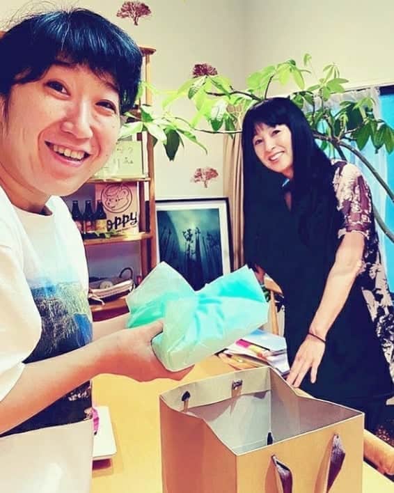 TOKIEさんのインスタグラム写真 - (TOKIEInstagram)「先日エリーちゃんの事務所にサクッとお邪魔させていただいたら沢山の本とTシャツまでお土産に。 数年前、初めて会った時にも「生きるコント」という本をいただいて。 あまりの面白さにあっという間に読んでしまったの。 たくさんの才能に溢れているエリーちゃん、すごいですね。 ありがとうー☺️ #2枚目の写真が縦になってしまったごめんなさい。」6月29日 11時54分 - tokieofficial1