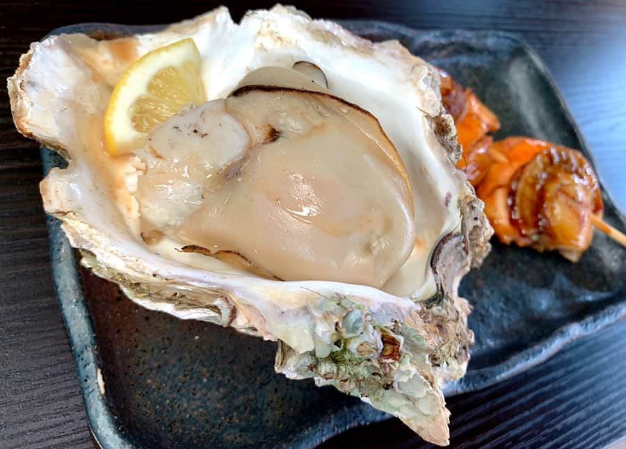 百合華さんのインスタグラム写真 - (百合華Instagram)「It's a very big grilled rock oyster with  grilled scallop skewer 💖  #japan #日本 #kyoto  #京都 #舞鶴 #toretorecenter  #とれとれセンター #海鮮 #海鮮ランチ #lunch  #lunchtime  #ランチタイム #rockoyster  #岩牡蠣 #grilledoysters  #焼き牡蠣 #帆立 #ほたて  #串焼き #海鮮丼 #美食 #美食家 #aumoグルメ #ユネスコ世界記録遺産  #unescoworldheritage」6月29日 11時55分 - yurika.lovelily