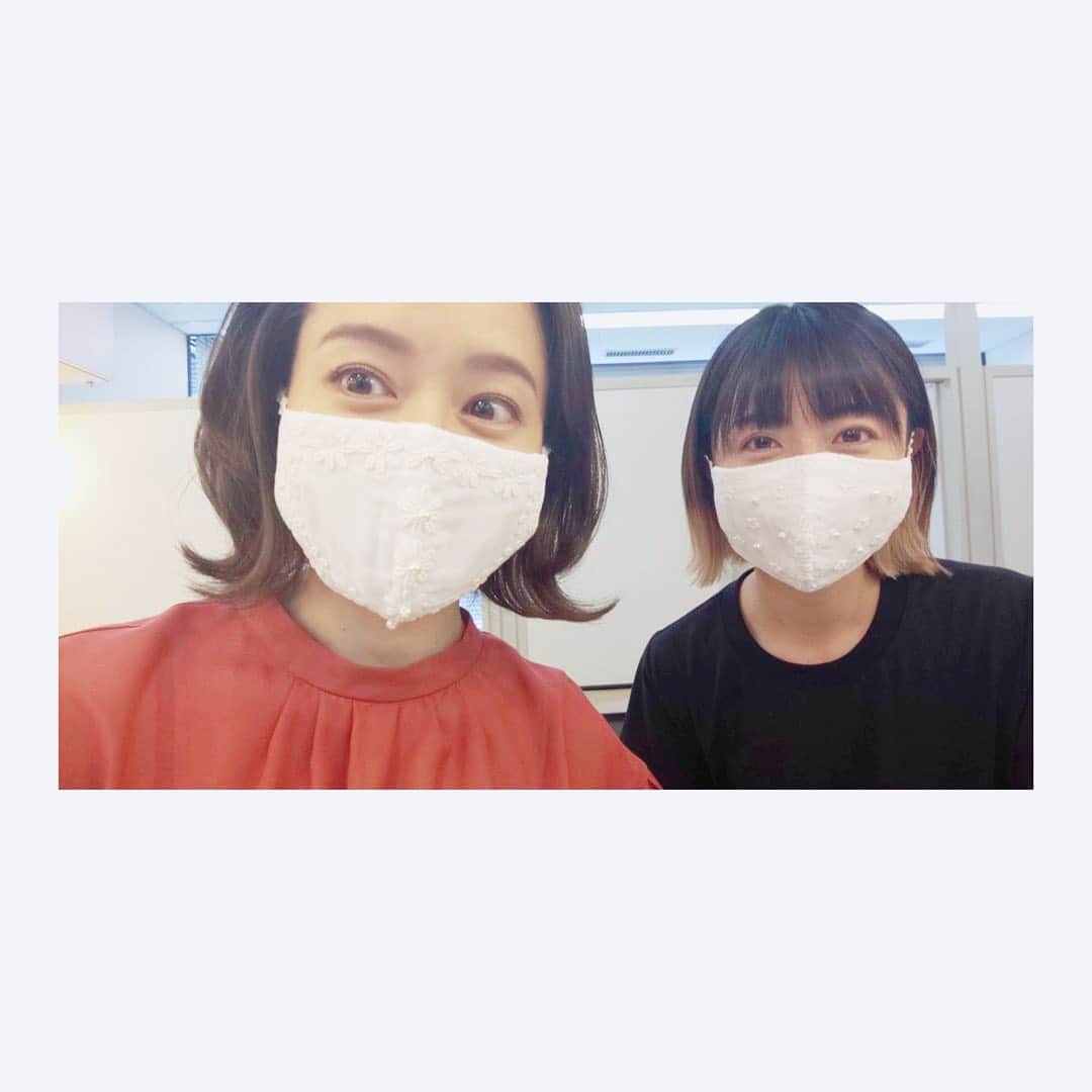 小塚舞子のインスタグラム：「先週土曜日のオンエアでも雪乃ちゃんとのおとな旅でした。 三田村さんは東京からのリモート。 お酒もいいけど甘いものも大好きなので、フルーツサンドおいしかったなぁ。 子育ての話とかいろいろしながらののんびり堺旅たのしかったです！  そして、ひとつ前の投稿に質問いただいたのですが ロケでつけていたマスクは なんと私たちが所属している事務所社長の奥様が手作りしてくださったものなんです！ お花とかパールとかが散りばめられていて可愛い♡  マスクもオシャレのひとつになっていて、それはそれで楽しいのかも。 コーディネートに合わせて色を選んだり。 ファッションアイテムのひとつだと考えれば、マスクは顔につけるものだし、アクセサリーくらい重要！  可愛いマスク集めよーっと！」