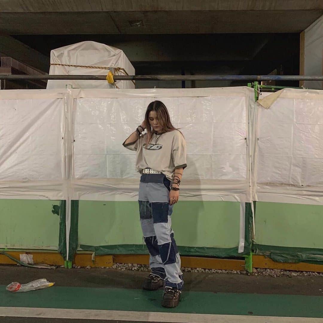 のインスタグラム：「recommend style -BIGDOGS tshirt -patchwork denim pants ㅤㅤㅤㅤㅤㅤㅤ ※通販ご希望の方はDMにてお問い合わせください。 ㅤㅤㅤㅤㅤㅤㅤ #tokyo #shimokitazawa #mabataki #bigdogs #patchwork #denim #東京 #下北沢 #古着 #下北沢古着屋 #マバタキ #ブランド古着 #ビッグドッグ #ツギハギ」