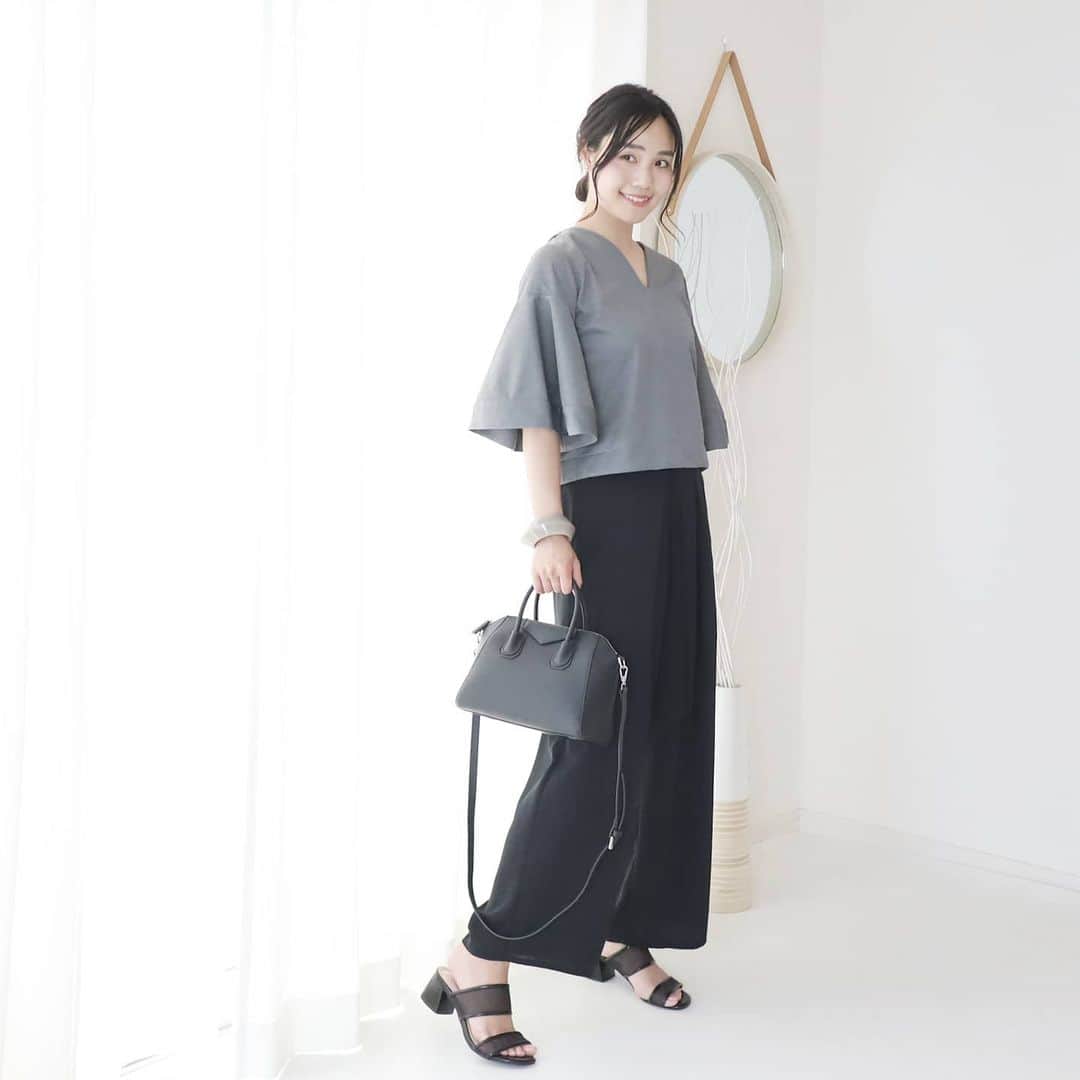 Eri Satoのインスタグラム：「gray×blackコーデ · tops @youozeki bag: @kalie_official · ボリュームあるフレア袖がポイントのブラウスは @youozeki のもの。 かれこれ15年ぐらい見続けているブランドだけど ずーっと変わらず素敵💛 · これから息子のランドセル探してきます😋 · #youozeki#kalie#高身長コーデ#ママコーデ#カジュアルコーデ #夏コーデ#fashion#ootd#outfit#code#coordinate#style#ファッション#コーディネート#コーデ#プチプラ#プチプラコーデ#シンプルコーデ#mamagirl#locari#partegram#カジュアル#お洒落さんと繋がりたい」