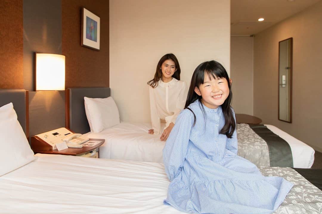 新横浜プリンスホテルのインスタグラム：「. ＼今年の夏はマイカー旅行！／⁣ 人ごみを避け、お車でご旅行を計画されている小さいお子さま連れのファミリー旅行におすすめ✨便利な駐車場付きのご宿泊プランをご用意しております。⁣ ⁣詳しくはWebサイトをご覧ください🚗. . ⁣ ＼For your summer road trip!／⁣ For families with children planning to travel by car to avoid crowds this summer, we offer an accommodation package that comes with a parking✨⁣⁣ .⁣ .⁣ .⁣ .⁣ #新横浜プリンスホテル#プリンスホテル#新横浜#横浜#客室#新横浜駅 #マイカー #夏休み #家族旅行 #マイカー旅行⁣ #shinyokohamaprincehotel#princehotel#shinyokohama#yokohama#hotel #view #myyokohama #プチ旅行 #横浜観光 #横浜グルメ #横浜スタジアム #ドライブ旅行 #子連れ旅行 #子連れ旅 #思い出作り#ドライブ好き #夏旅 #旅行計画 #記念日旅行 #週末旅」