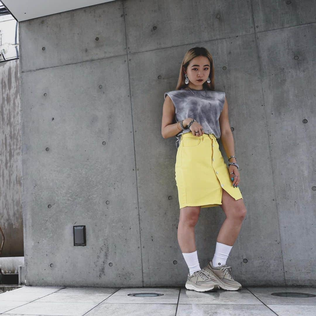 アトモスガールズ/atmos girlsさんのインスタグラム写真 - (アトモスガールズ/atmos girlsInstagram)「. 7/1(WED) より、HOKA ONEONE BONDI L、CLIFTON Lの二型が登場✨ <HOKA ONEONE BONDI L> マキシマムクッションを備えたフルEVAミッドソールと、かかと付近から始まるメタロッカーでスムーズな足運びを実現。 フラットウエストのジオメトリと幅広のフットベッドが安定性をもたらしております。 . <HOKA ONEONE CLIFTON L> CLIFTON 3から採用されたニュートラルラストに、軽量なEVAミッドソールを使用し、クラシックなスタイルにライフスタイルシーンでも使えるレザーアッパーでアクセントをプラス。 . #atmos#atmospink#hoka #アトモス#アトモスピンク」6月29日 12時26分 - atmos_pink_official