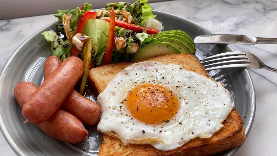 新井利佳さんのインスタグラム写真 - (新井利佳Instagram)「#breakfast #mondaymorning #sausage #egg #smokedduck #toast #avocado #eathealthy #morningroutine #haveagoodday  #早飯 #在家吃早餐 #燻製 #鴨肉 #香腸 #荷包蛋 #吐司 #沙拉 #吃 #健康美味 #星期一 #早上 #酪梨  #朝ごはん #ワンプレート朝ごはん #鴨肉 #スモークソーセージ #おはよう #月曜日の朝 #おうちごはん #おうちごはんlover」6月29日 12時20分 - rika.arai