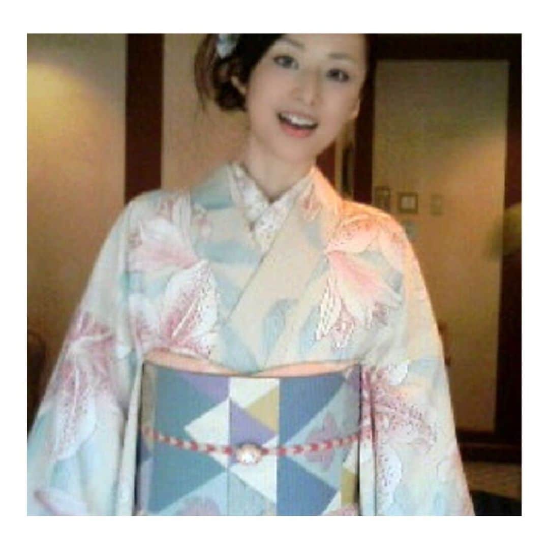 理絵さんのインスタグラム写真 - (理絵Instagram)「とんでもなく昔に撮影したときの着物の柄が好みすぎてずーっと保存してある写真  着物や帯すべてが好み  画像の粗さが時代を物語っている  若いっていいな  でも自分の過去には戻りたくない  #着物 #kimono #和服 #和装」6月29日 12時22分 - ____rie____