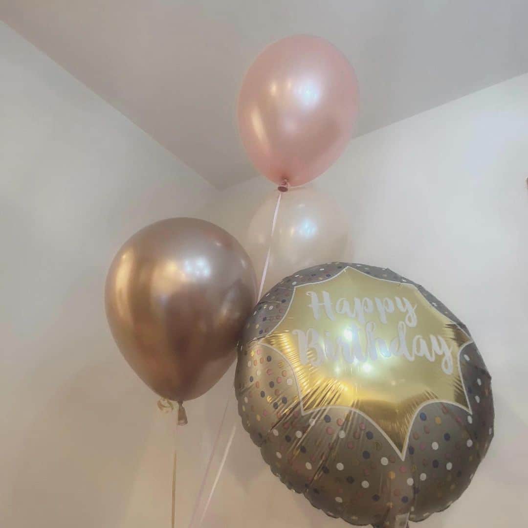 のインスタグラム：「➣ 🎈 𝑆𝑢𝑟𝑝𝑟𝑖𝑠𝑒 𝐵𝑖𝑟𝑡𝘩𝑑𝑎𝑦  さあや @saaya.xoxo のサプライズお誕生日会を嫁 @pkpkprtnと計画して実行しました ♥ この私達が30代に突入なんて想像も出来なかったけど、年齢を重ねるにつれても出会った頃と変わらずずっとピーターパン心を持ったこのメンバーは平和でパワフルで落ち着く。ちゃんと大人な話も出来て貴重な存在です。かわいくて、友達想いでわたしにも何かある度必ず寄り添ってくれて、笑顔の絶えないお洒落で面白くて最強な２人 ✨  コロナの時期なので自宅でパーティーを行ったのですがその際に千駄ヶ谷にあるバルーン屋さん @ballowerballoon に大人レディーなピンク系の色合いでとオーダーして頼んでいたのですが、めちゃくちゃ部屋がインスタ映えになってあるとないとで全く空間が変わるからオーダーして本当に良かった…！ 店内に入って尚更何かイベント事がある時にまた利用したいなと思ったので風船、めちゃくちゃオススメです  Happy Birthday Saaya 🎂💋 The more candles, the bigger the wish！I am so lucky to have you as a friend ♡」