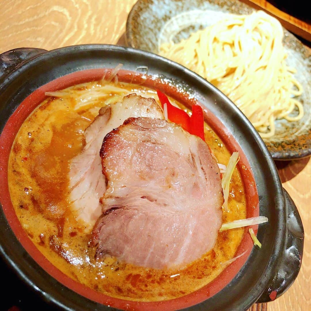 斉藤ひかりさんのインスタグラム写真 - (斉藤ひかりInstagram)「‪味噌土鍋つけ麺‬ ‪つけ麺で味噌って珍しい✨‬ ‪見た目、濃厚なのかと思いきや意外とあっさり食べられて最後まで飽きのこない味。‬ ‪私は食べられなかったけどおじやセットも追加メニューにありました！‬ ‪〆まで堪能できるのは魅力的。‬ ‪味噌好きの方なら一度ぜひ(*^^)‬ ‪#ラーメン #つけ麺 #味噌が一番 #中野‬」6月29日 12時31分 - hikarisaito1027