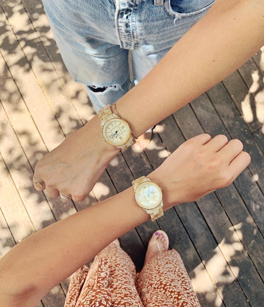 kazumi_rippleのインスタグラム：「・ ・ ・ お気に入りの @alohasmile1532 とお揃いの腕時計⌚️ ベッコウってなんでこんなに可愛いんだろう♡ 色味もすごーくすき。 ・ ・ 腕時計: @vida_plus ・ ・ ・」