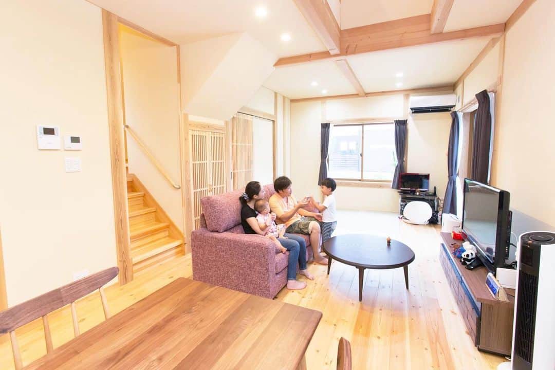 ミントゥの家さんのインスタグラム写真 - (ミントゥの家Instagram)「. 空き家を売りたい、買いたい、管理に困っているなど、ミズカミにご相談ください。 お客様に寄り添い、一番良い方法を一緒に見つけていきます。 . ーーーーーーーーーーーーーーーー 楽しいイベント、施工例を見たい方はこちらから ▶︎▶︎▶︎ @mintou__home ーーーーーーーーーーーーーーーー . #リビング #livingroom #living #ソファ #sofa #リフォーム #リビングダイニング #お家づくり #インテリア #architecture #home #house #interior #design #myhome #マイホーム #マイホーム計画 #家 #住宅 #住まい #暮らし #家づくり #建築 #子育て #工務店 #富山 #砺波 #富山ママ #ミズカミ」6月29日 12時44分 - mintou__home
