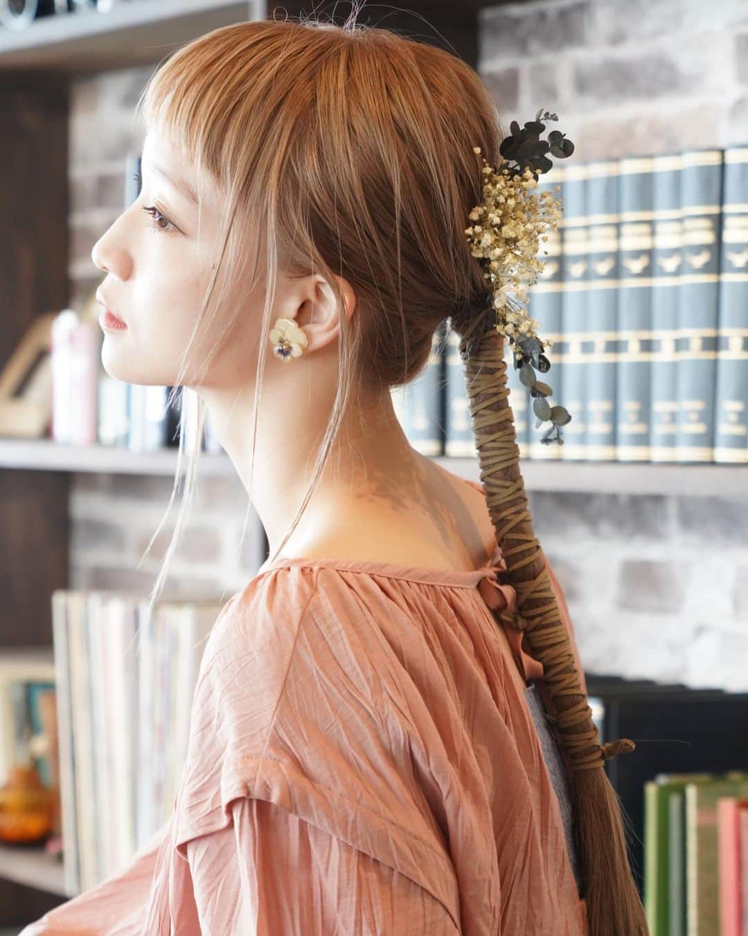 waco⭐️CHACOのインスタグラム：「新作本物のお花を使ったアクセサリーシリーズ🌼 今回は小さめパンジーです！ 中央にはゴールドのパーツをつけて華やかな印象です。 数量限定で明日の21時よりオンラインショップで販売いたします❣️ とっても素敵なユーカリとかすみ草の髪飾りと、ぐるぐる巻きのフェイクスウェードも一緒に販売します。  model @iamihsahakatiam  photo eicou hair @eight_hair  flower @wacochaco  onpiece @kastane_」