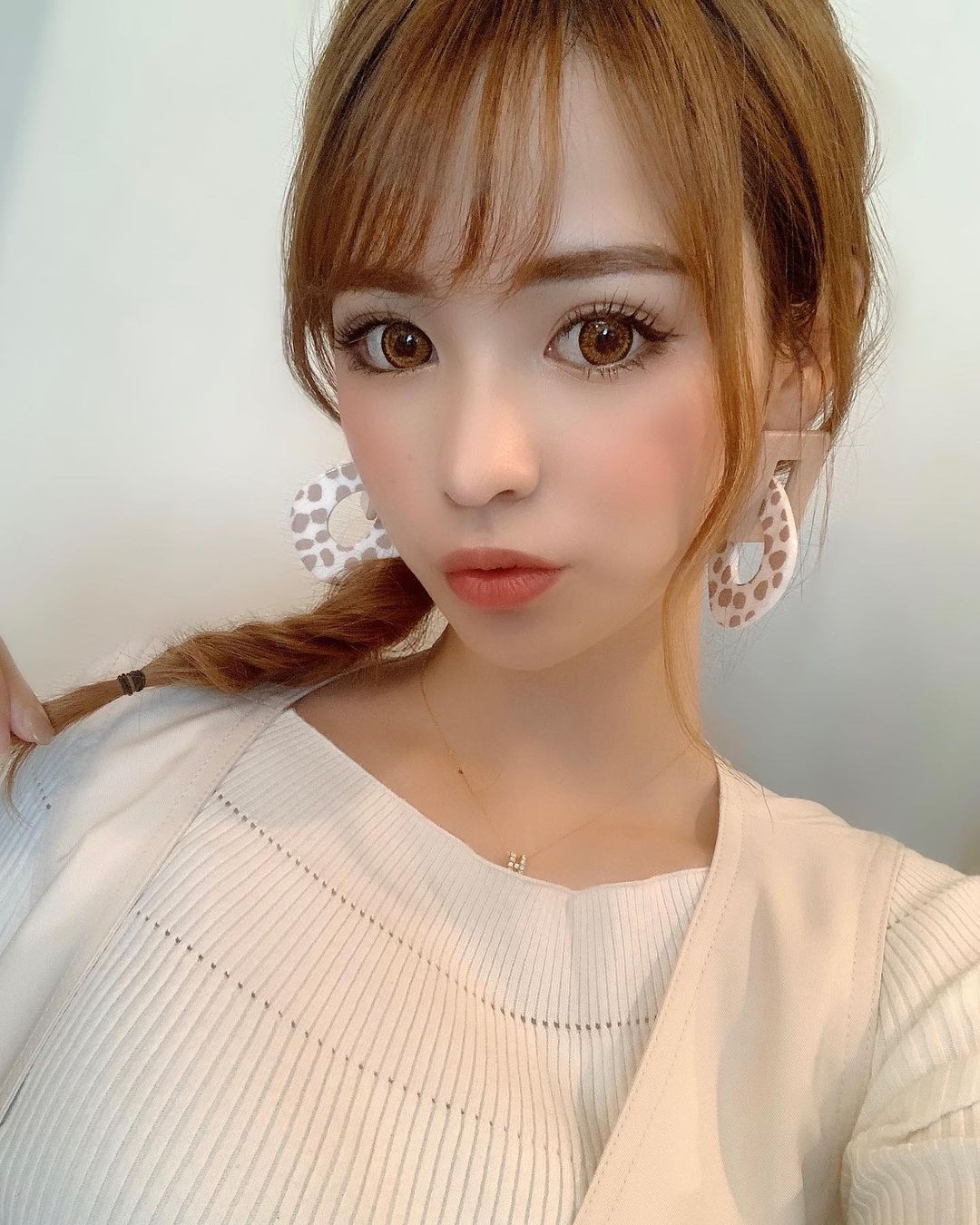 姫奈のインスタグラム：「. . やっと投稿できた😚オレンジメイク🍊🧡 @m___world さんのピアス 大ぶりでデザインもめっちゃ可愛い💕 . . . #orengemakeup #makeup #selfie」