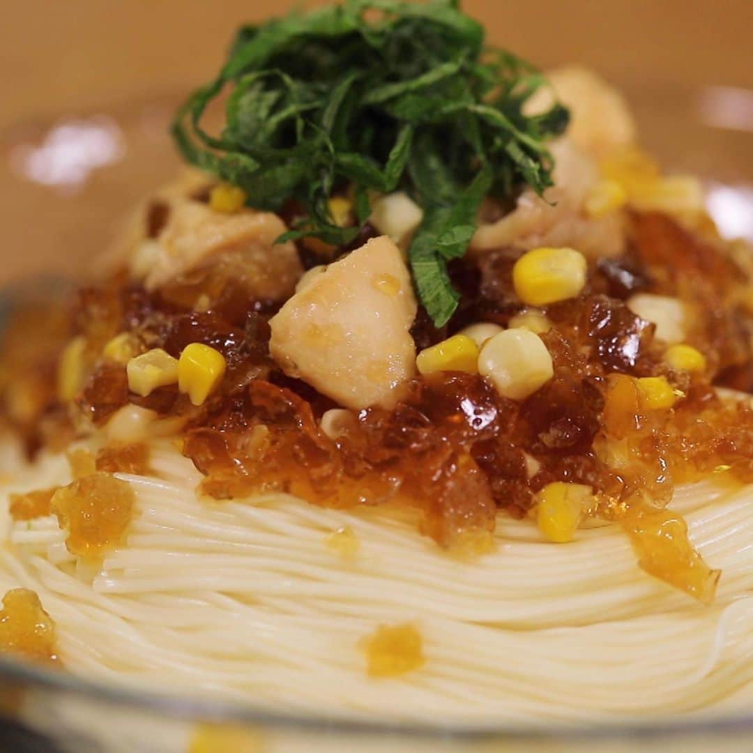 馬場裕之のインスタグラム：「スイートコーンジュレそうめん🌽 ... ＜材料＞(1人分) スイートコーン1本 鶏ささみ 1本  めんつゆ（3倍濃縮） 50cc  水 250cc  板ゼラチン 4枚 （寒天でも） 素麺 100g(2束)  大葉 2枚  天然わかめのライスボール🍚 ... #＜材料＞(2人分) 塩蔵わかめ100g ご飯1膳分(180g) 里芋（水煮）180g 揚げ油適量 しょう油大さじ2 みりん大さじ2  レシピは 『ごちそうマエストロ』 で検索してみて下さいね😁  #新しい日常  #一緒にやってみよう #おうちごはん  #吉本自宅劇場  #馬場ごはん」