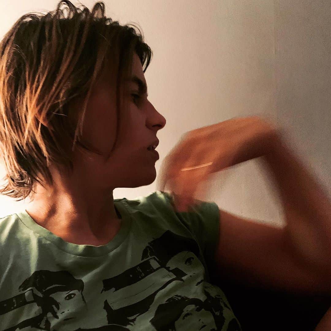 カーキ・キングのインスタグラム：「Happy pride everyone. Mid June I was sitting outside an emergency room while my daughter had her appendix out. That was more of a challenge than I care to admit. During the month her black and brown friends—little kids, kindergarteners—led the most difficult conversations in her zoom classes. “I am black and I don’t want to die.” “Slavery was different from indentured servitude.” “I have more melanin and my hair is different so it doesn’t get wet.” She was able to be frightened of some of the things they were saying and also hold space for them. Watching the innocence drain from your child’s face is so painful. Much more painful than carrying their recently operated on body to and from the bathroom while they cry in agony and frustration.  Her black and brown friends cannot avoid these conversations about race. They can’t take off their skin the way she could have a pesky piece of inflamed organ removed. I think about this every day.  My son mainly just loses his clothes.  Other bigger losses will come, and with them the richness of understanding the world, the terror and wonder.  Things gained: A little patience. The desire to make field recordings on her iPad. Taking slightly more flattering photos of me.  Thank you to the LGBTQIA community for marching for BIPOC this month. There is so much optimism. So much hope and momentum. So much love everywhere it overwhelms me.  Wear a mask. Vote. Keep up the good fight. See you soon.」
